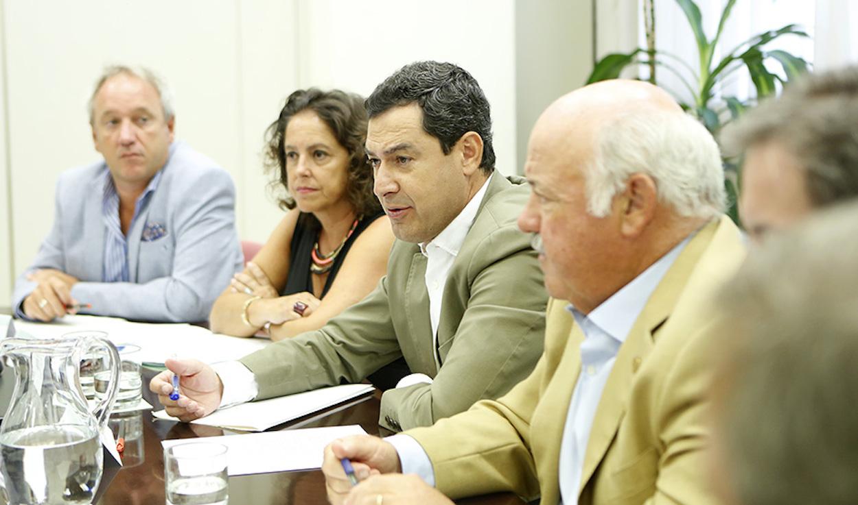 El presidente Juanma Moreno y el consejero Jesús Aguirre, en una reunión a raíz de detectarse el brote de listeria. OFICINA DEL PORTAVOZ