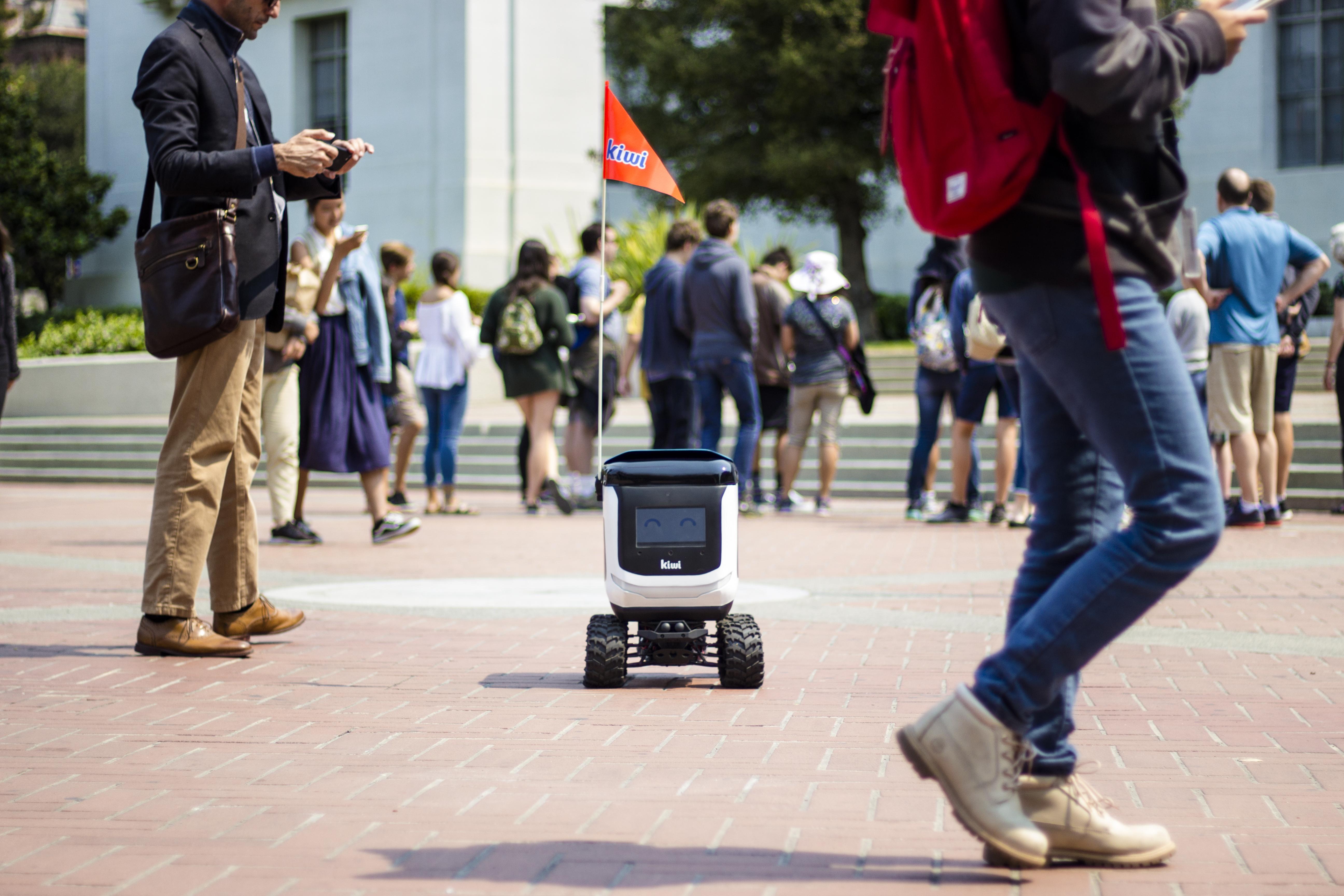 Un Kiwibot recorre el campus. Foto: Kiwicampus