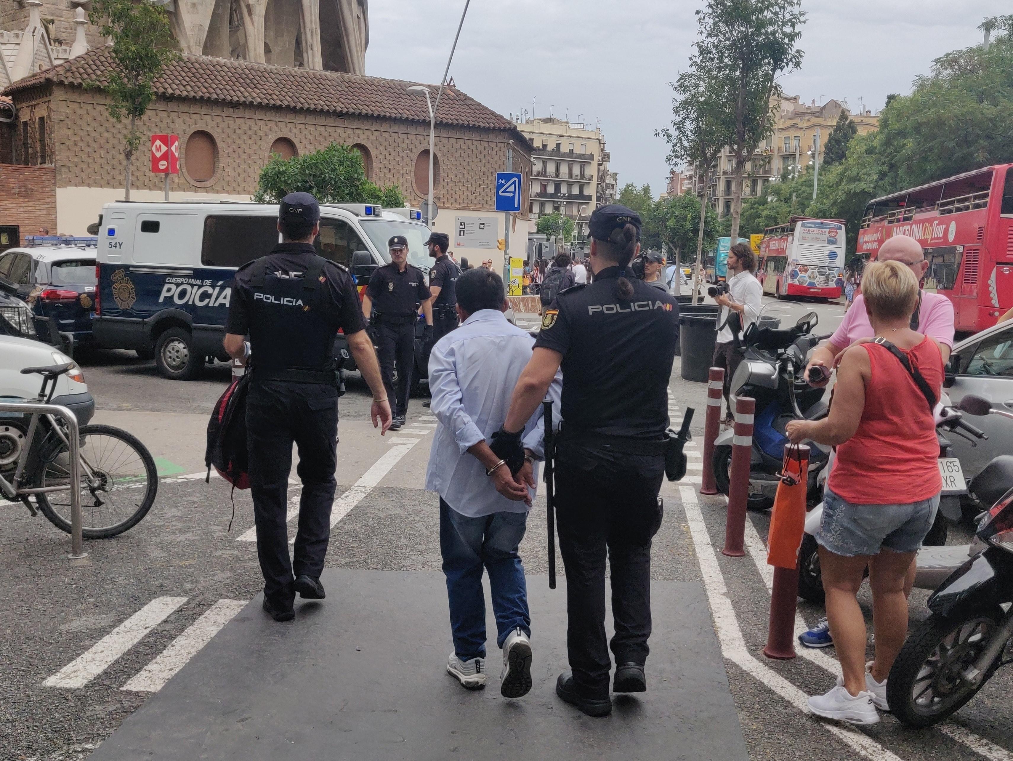Traslado de una persona identificada en un operativo de Mossos d'Esquadra y Policía Nacional contra carteristas del Metro de Barcelona