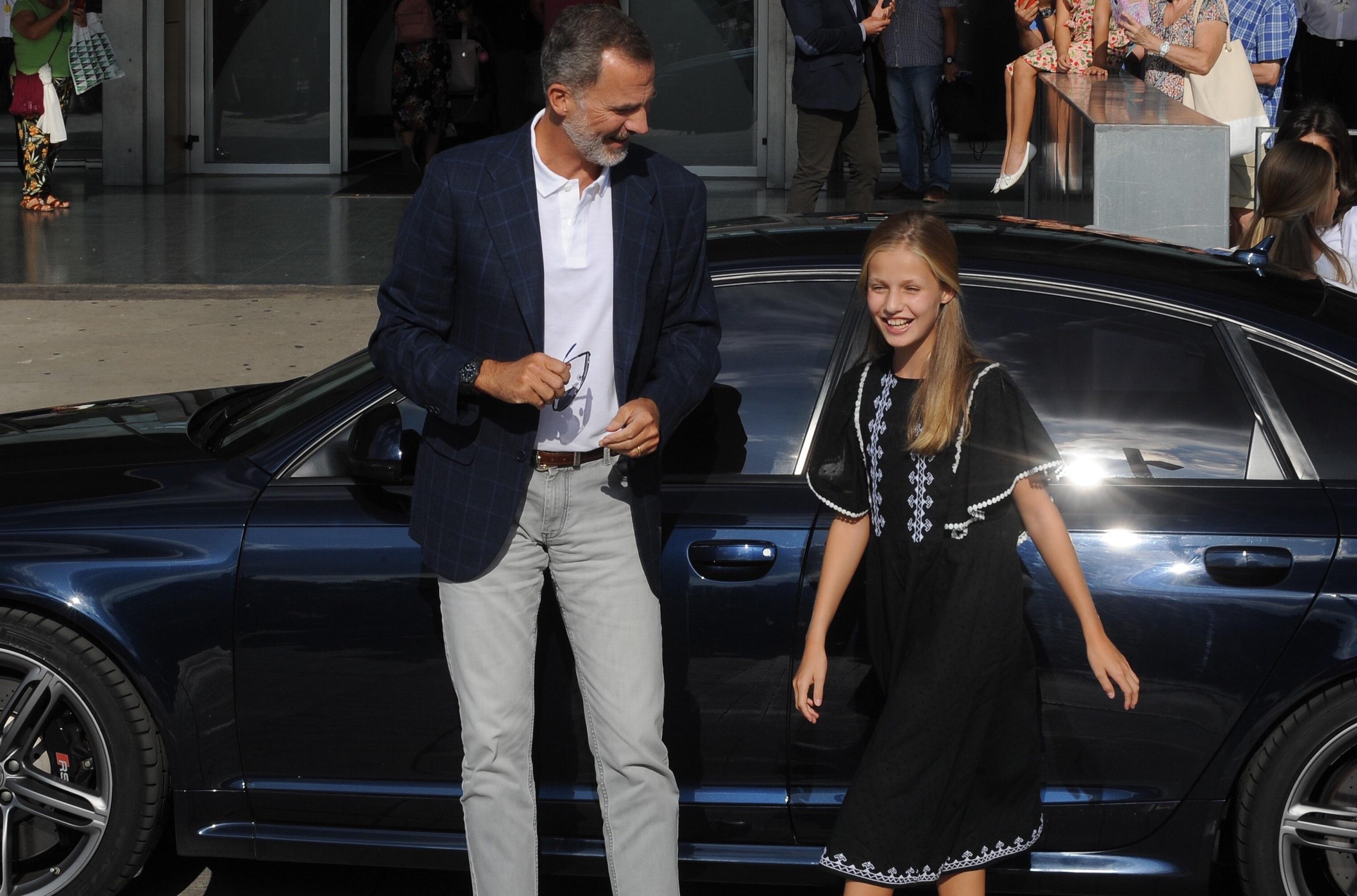 El Rey Felipe VI con la princesa Leonor en la entrada del hospital para ver a Don Juan Carlos