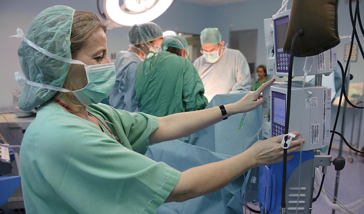 Personal sanitario del del Servicio Andaluz de Salud en un quirófano. OFICINA DEL PORTAVOZ