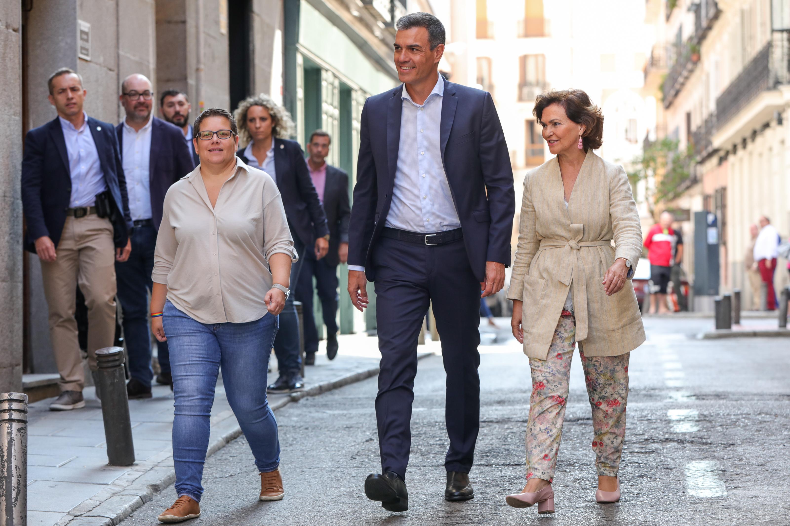 EuropaPress 2338033 (I D) La delegada federal LGTBI+ del PSOE Isabel García; el presidente del Gobierno en funciones Pedro Sánchez y la vicepresidenta del Gobierno en funciones Carmen Calvo a su llegada a la reun