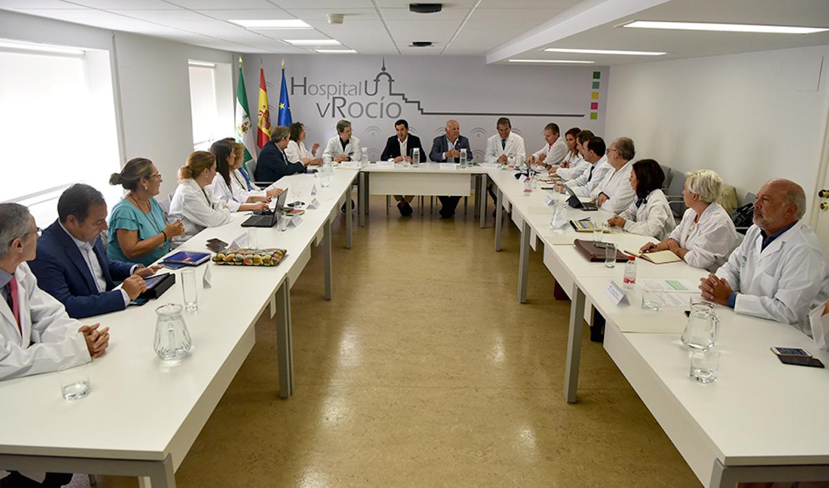 Juanma Moreno presidiendo hoy una reunión con los profesionales que están combatiendo el brote de listeriosis.