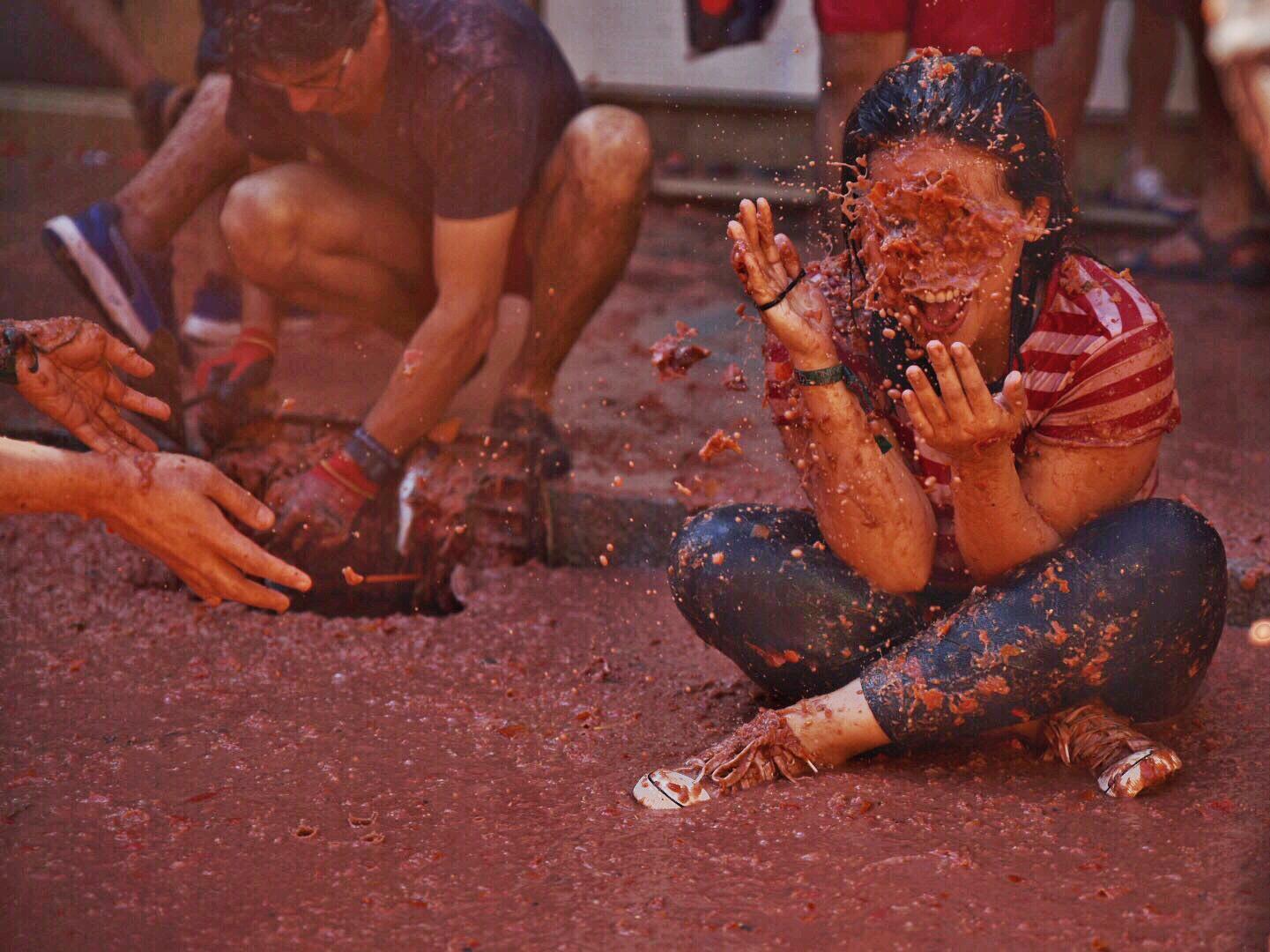 EuropaPress 2339656 Un joven se mancha con los restos de los tomates arrojados durante la fiesta de la Tomatina de Buñol 2019 