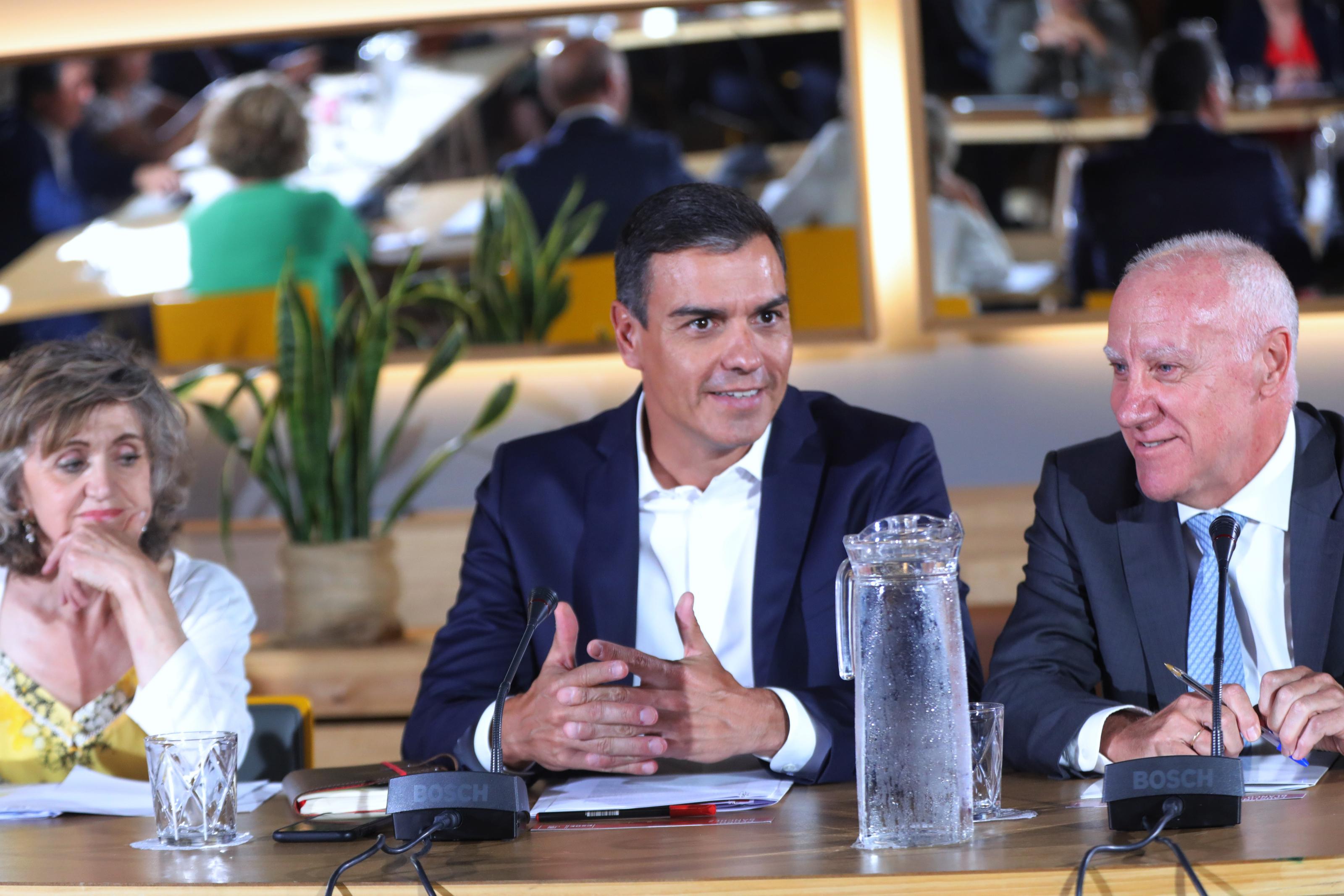 El presidente del Gobierno en funciones Pedro Sánchez junto a la ministra de Sanidad Consumo y Bienestar Social en funciones María Luisa Carcedo 