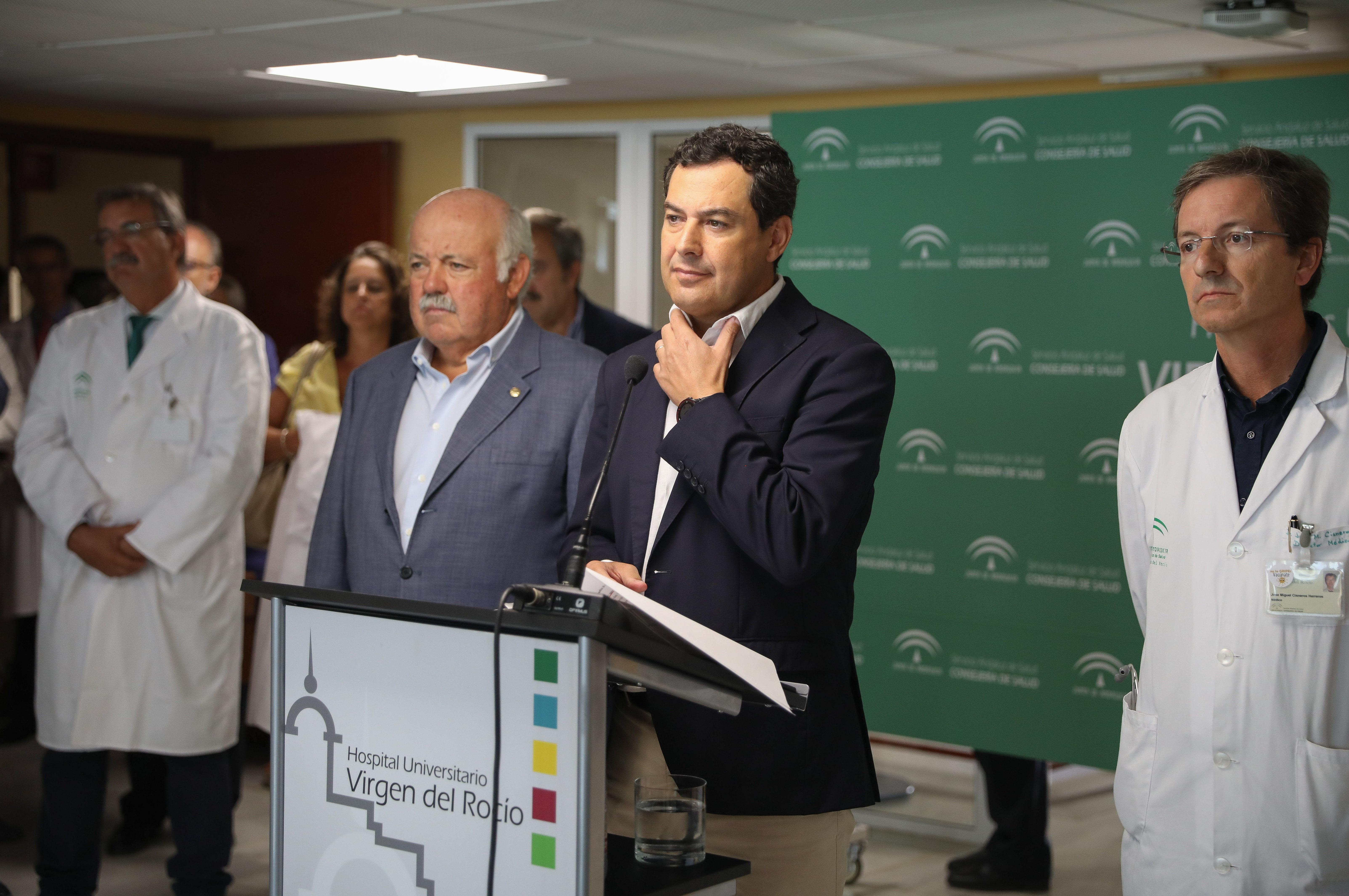 El presidente de la Junta de Andalucía Juanma Moreno el consejero de Salud y Familias Jesús Aguirre y el portavoz del Gabinete técnico de Listeriosis J M Cisneros. EP