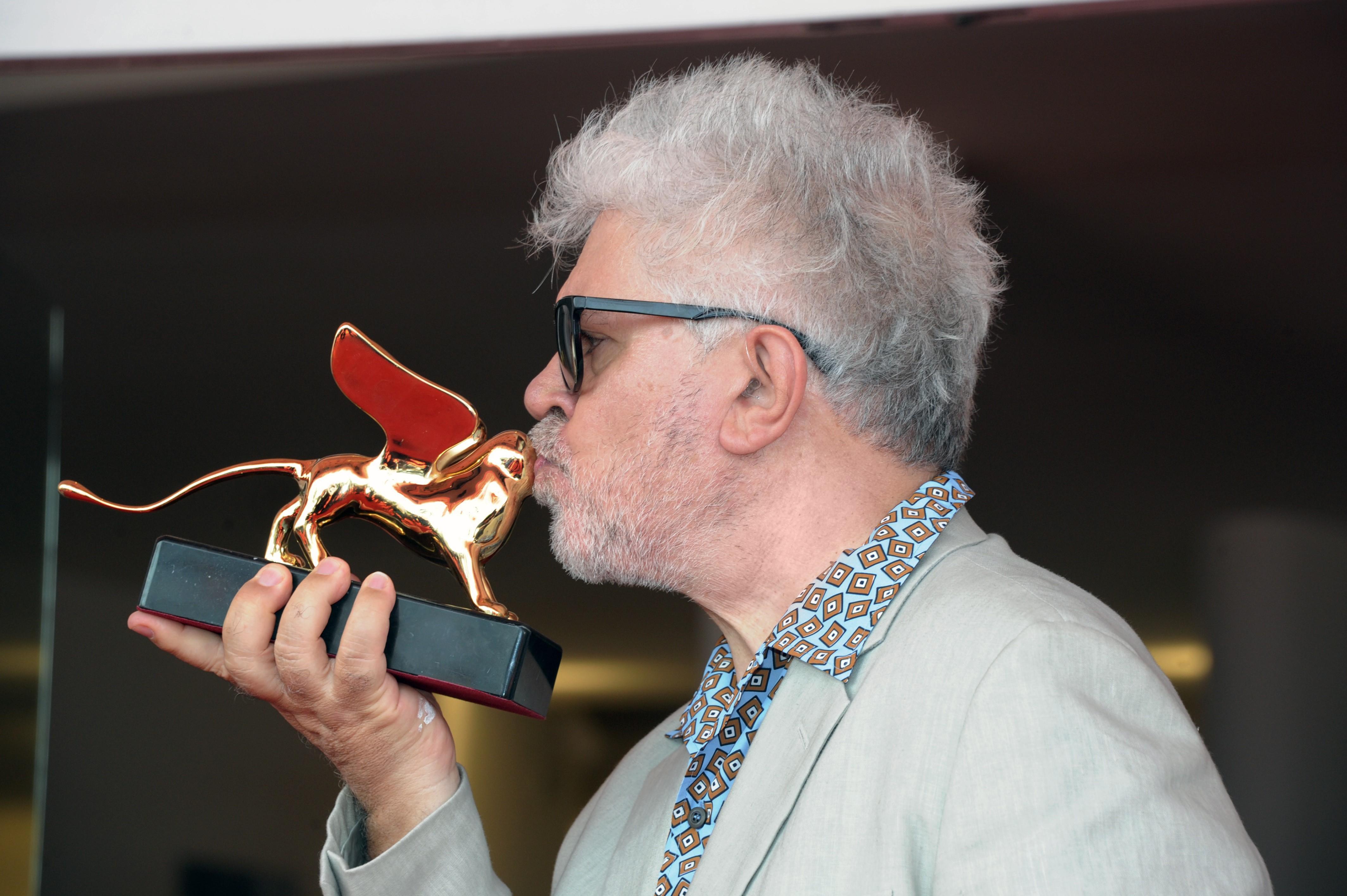 Pedro Almodóvar con el León de Oro de Honor en el Festival de Cine de Venecia-Europa Press