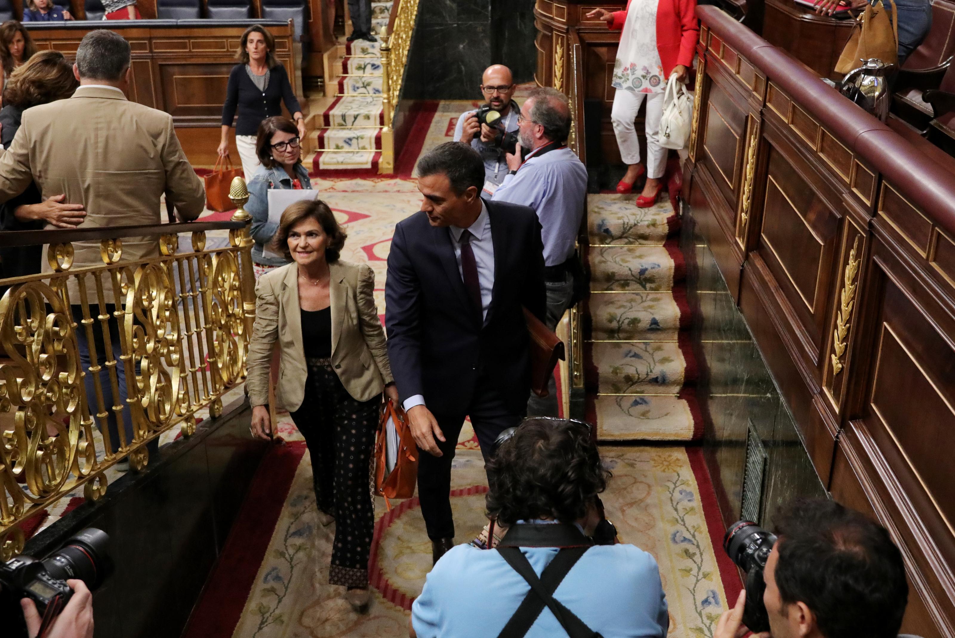 La vicepresidenta del Gobierno en funciones Carmen Calvo y el presidente del Gobierno en funciones Pedro Sánchez abandonan el Pleno extraordinario en el Congreso que ha tratado la gestión del 'O