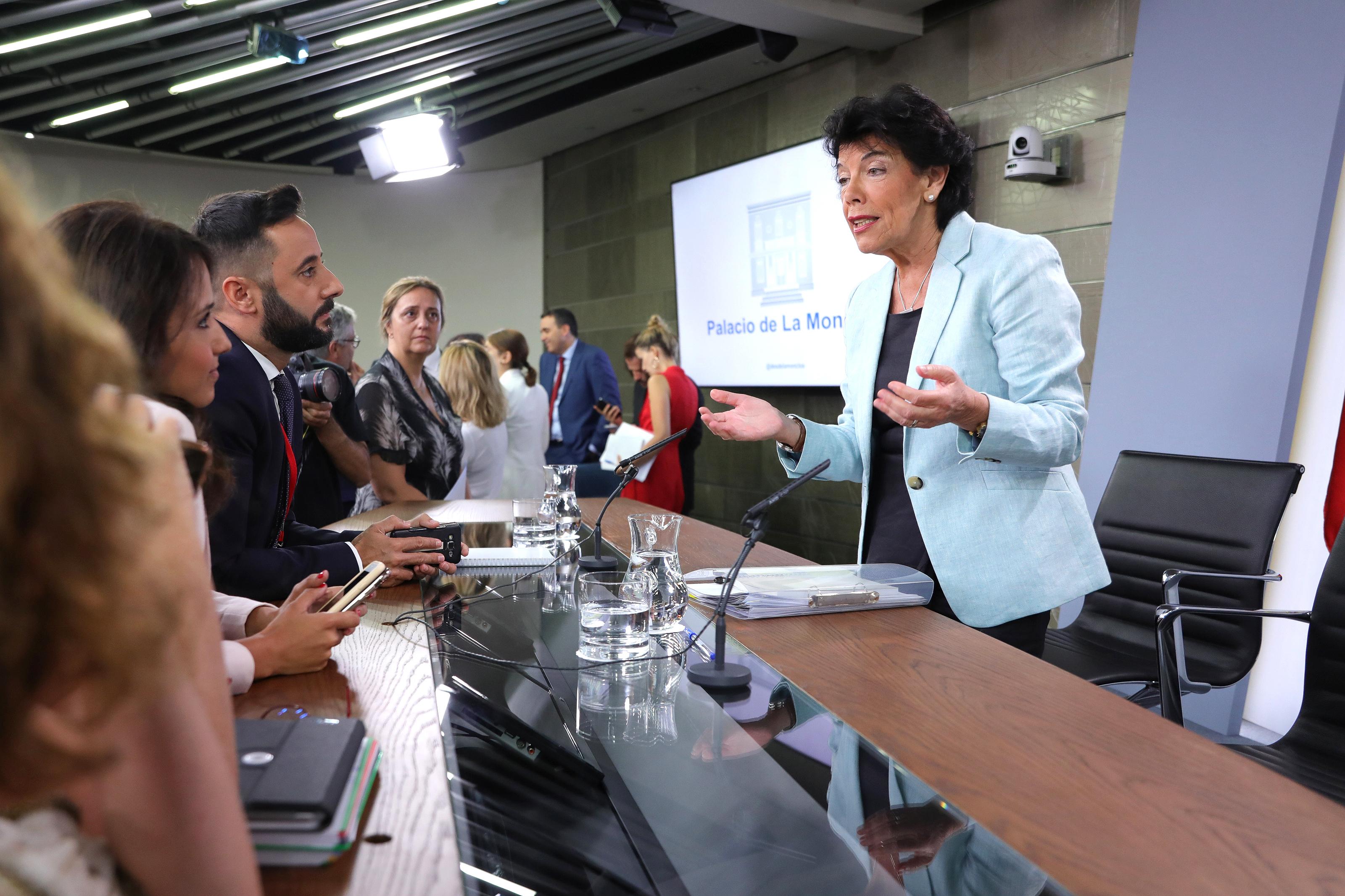 La portavoz del Gobierno y ministra de Educación en funciones Isabel Celaá habla con algunos periodistas al acabar la rueda de prensa posterior al Consejo de Ministros en La Moncloa 