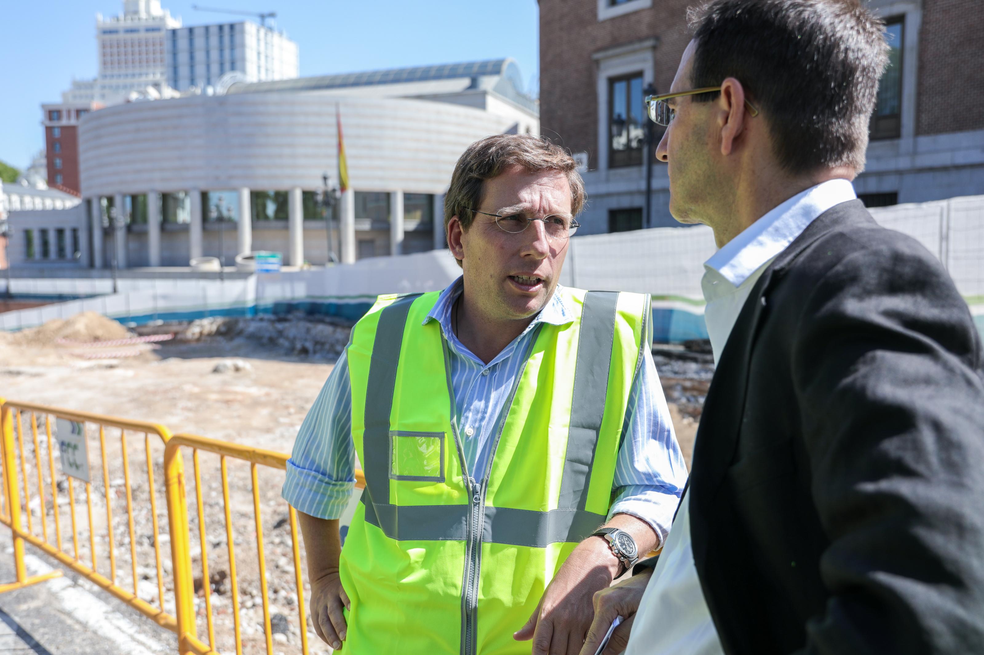 El alcalde de Madrid José Luis Martínez Almeida habla con uno de los responsables de la remodelación de las obras de la Plaza de España. EP