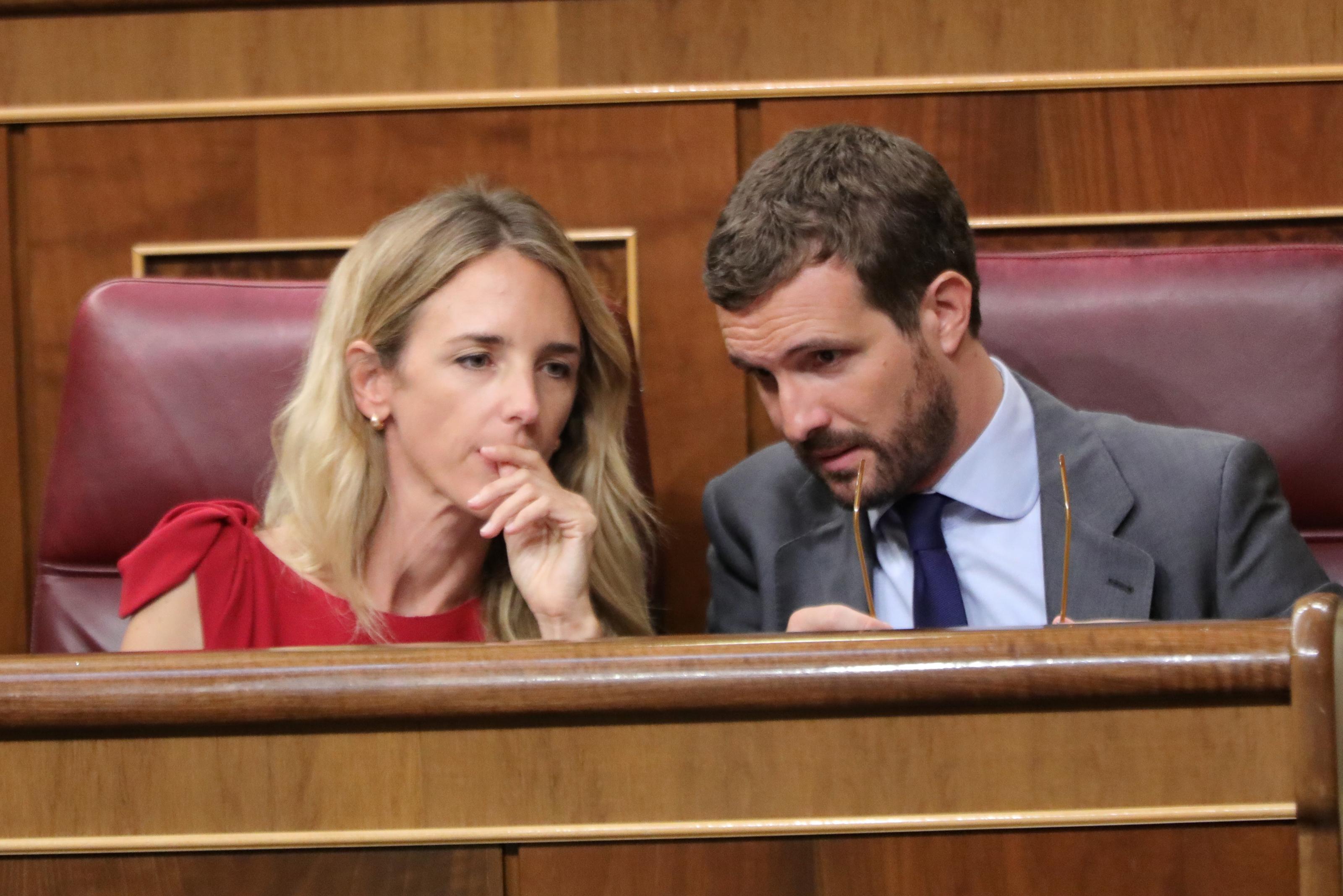 EuropaPress 2341780 La portavoz del PP en el Congreso Cayetana Álvarez de Toledo habla con el presidente del PP Pablo Casado durante el Pleno extraordinario en el Congreso para tratar la gestión del 'Open Arms'
