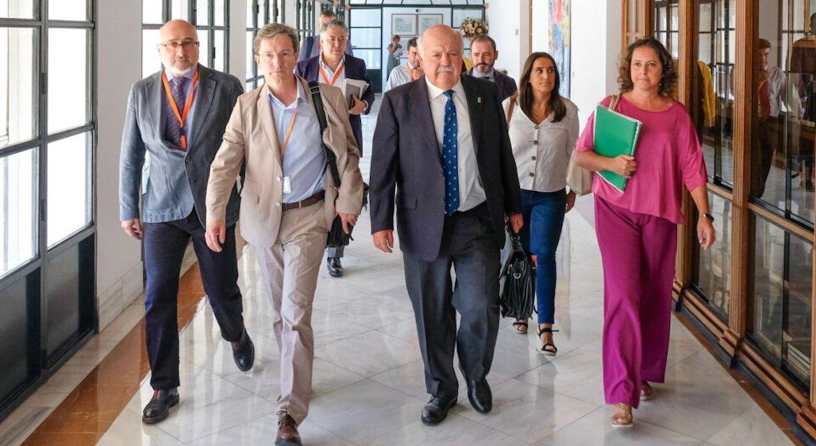 Un consejero en apuros: Aguirre se dirige con su equipo a la Comisión de Salud donde la oposición le exigiría su dimisión.