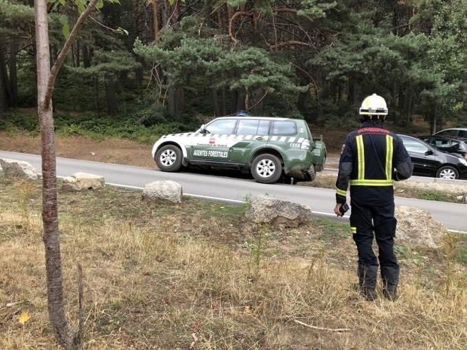 Imagen de un vehículo de agentes forestales de la Comunidad de Madrid en la zona de Las Dehesas de Cercedilla donde se ha localizado el vehículo de Blanca Fernández Ochoa 