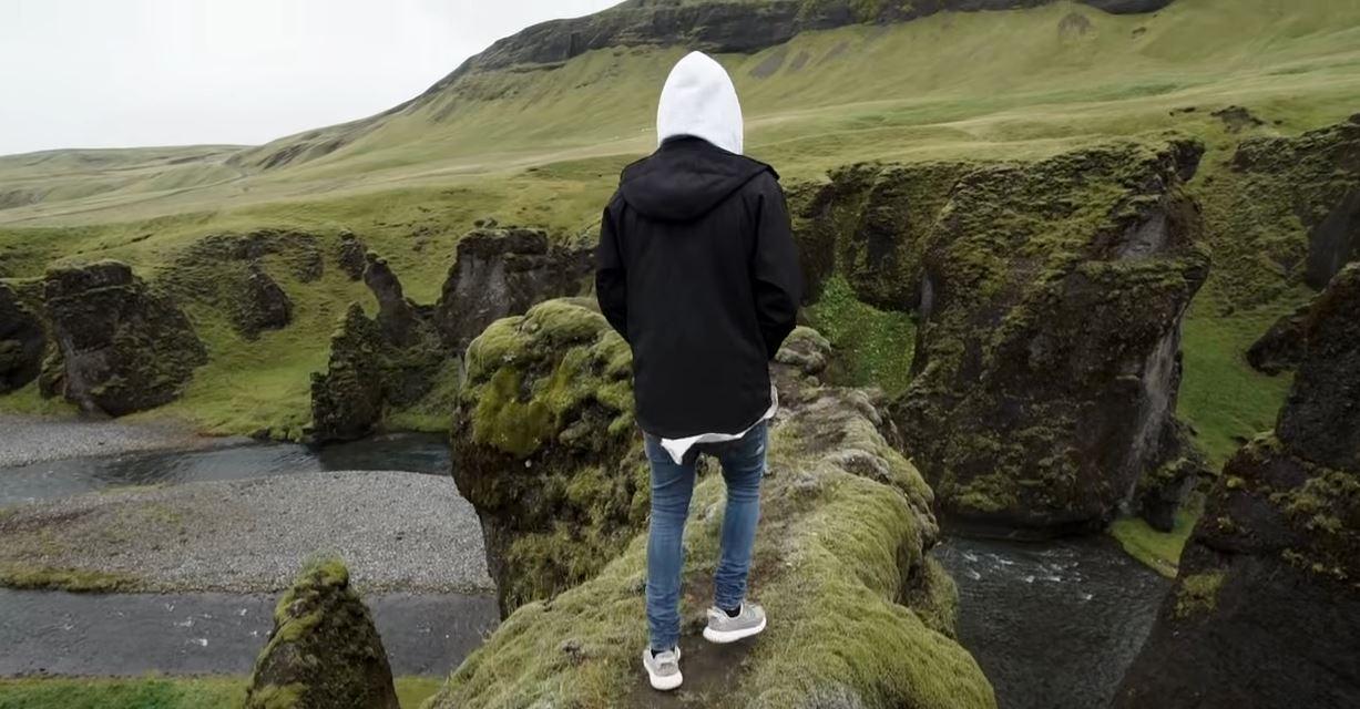 Justin Bieber en un momento de su videoclip I'll Show You, en el Cañón Fjaðrárgljúfur, en Islandia.
