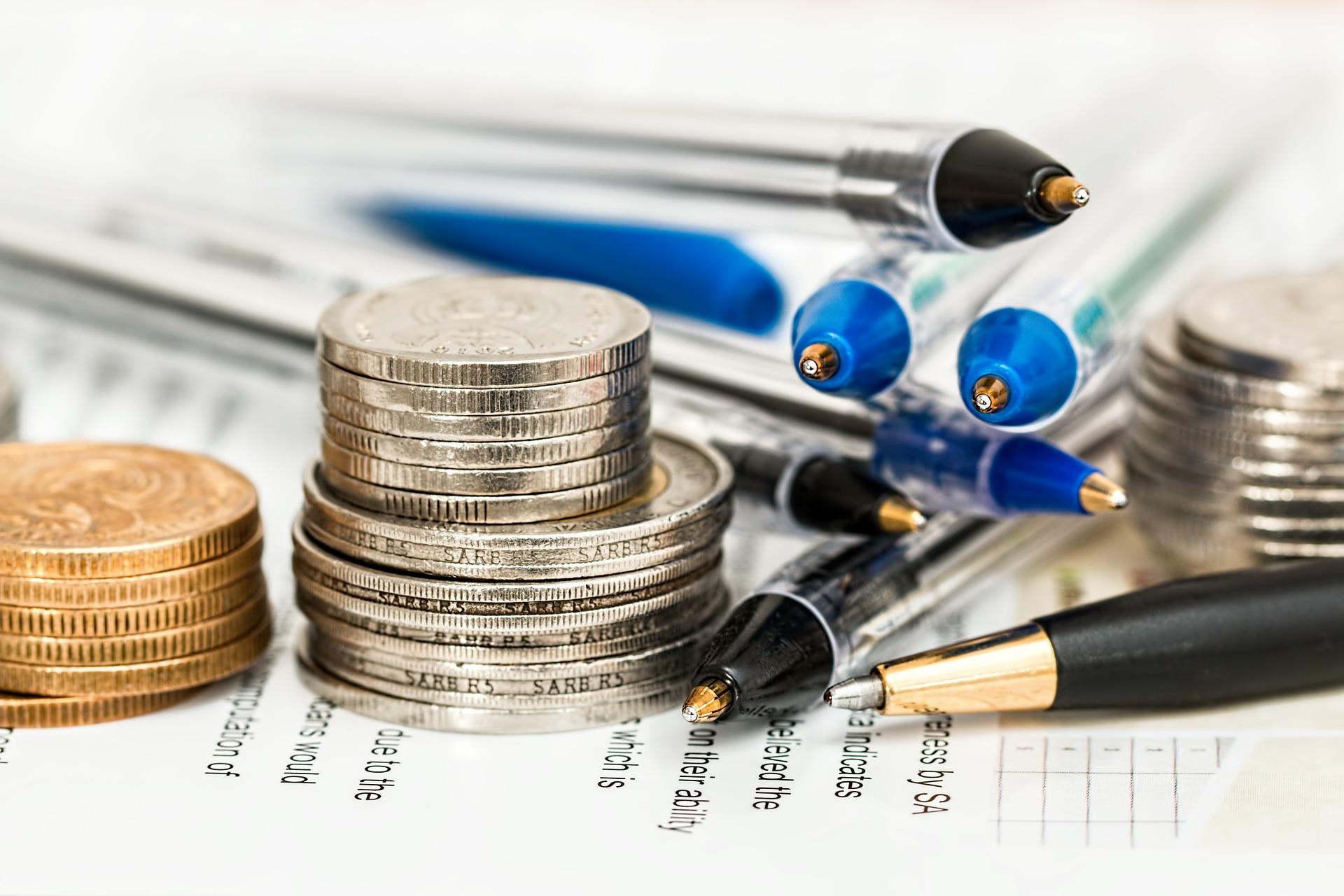 Monedas y bolígrafos. Fuente: Pixabay.