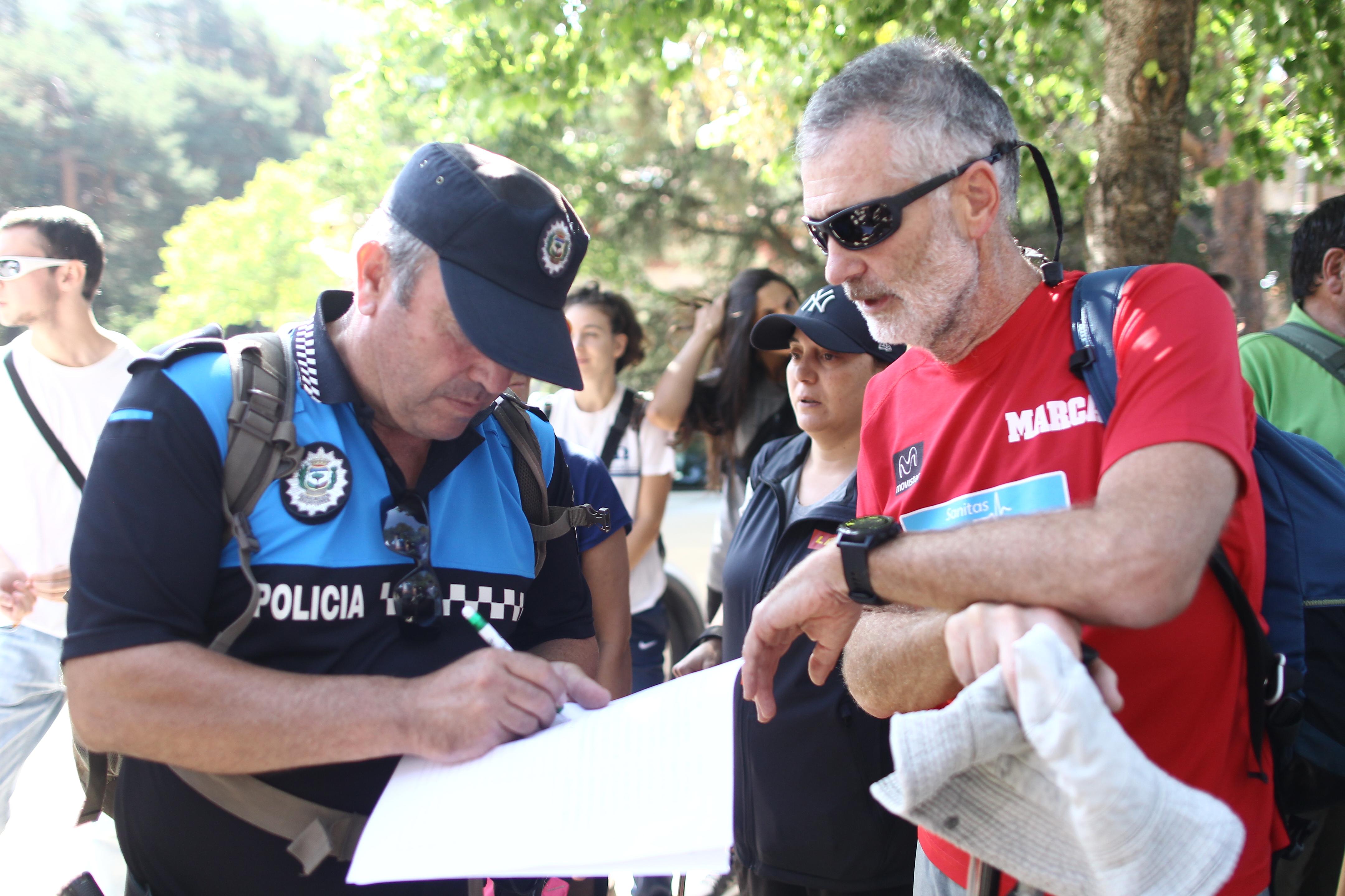 EuropaPress 2349180 Un agente de Policía de Cercedilla y un voluntarios de rastreo trabajan en las labores de búsqueda de la esquiadora y medallista olímpica Blanca Fernández Ochoa desaparecida el pasado 26 de agos