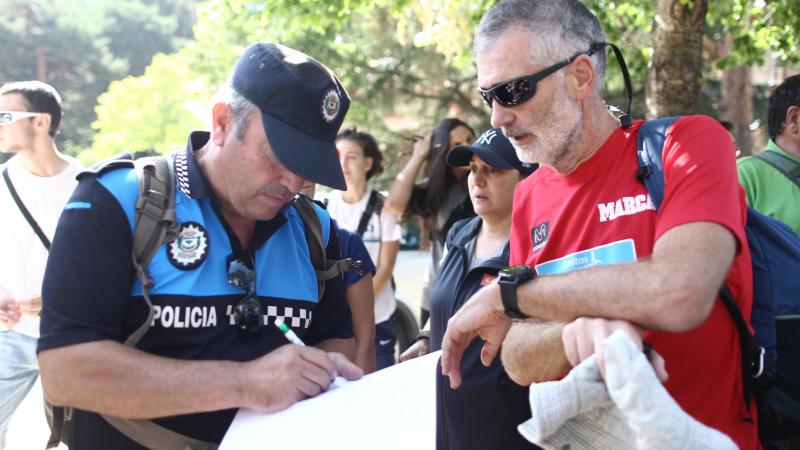 EuropaPress 2349180 Un agente de Policía de Cercedilla y un voluntarios de rastreo trabajan en las labores de búsqueda de la esquiadora y medallista olímpica Blanca Fernández Ochoa desaparecida el pasado 26 de agos
