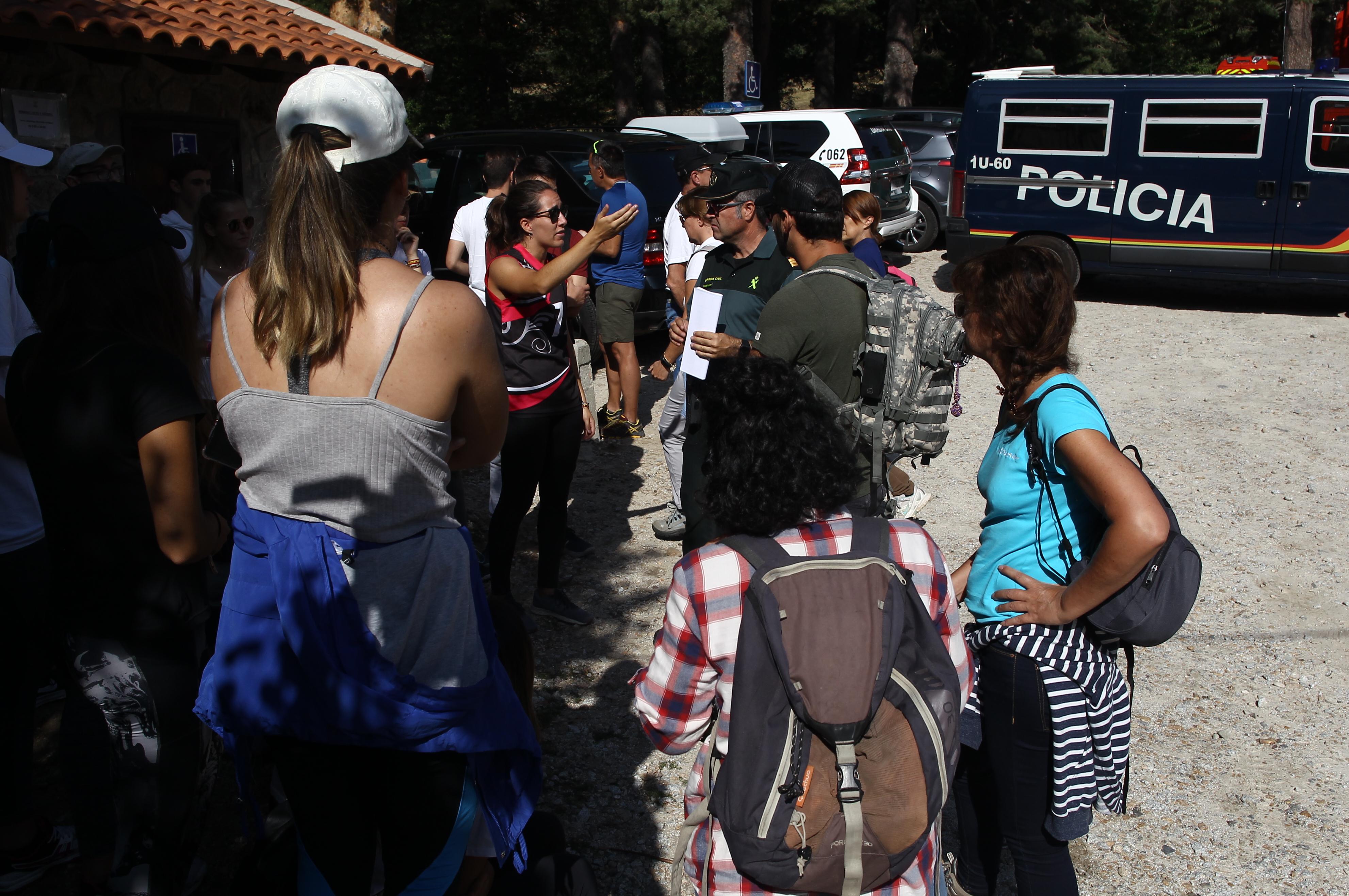 Agentes de la Polícia Nacional y de la Guardia Civil junto con voluntarios de rastreo se concentran en la localidad madrileña de Cercedilla para continuar con las labores de búsqueda de la e