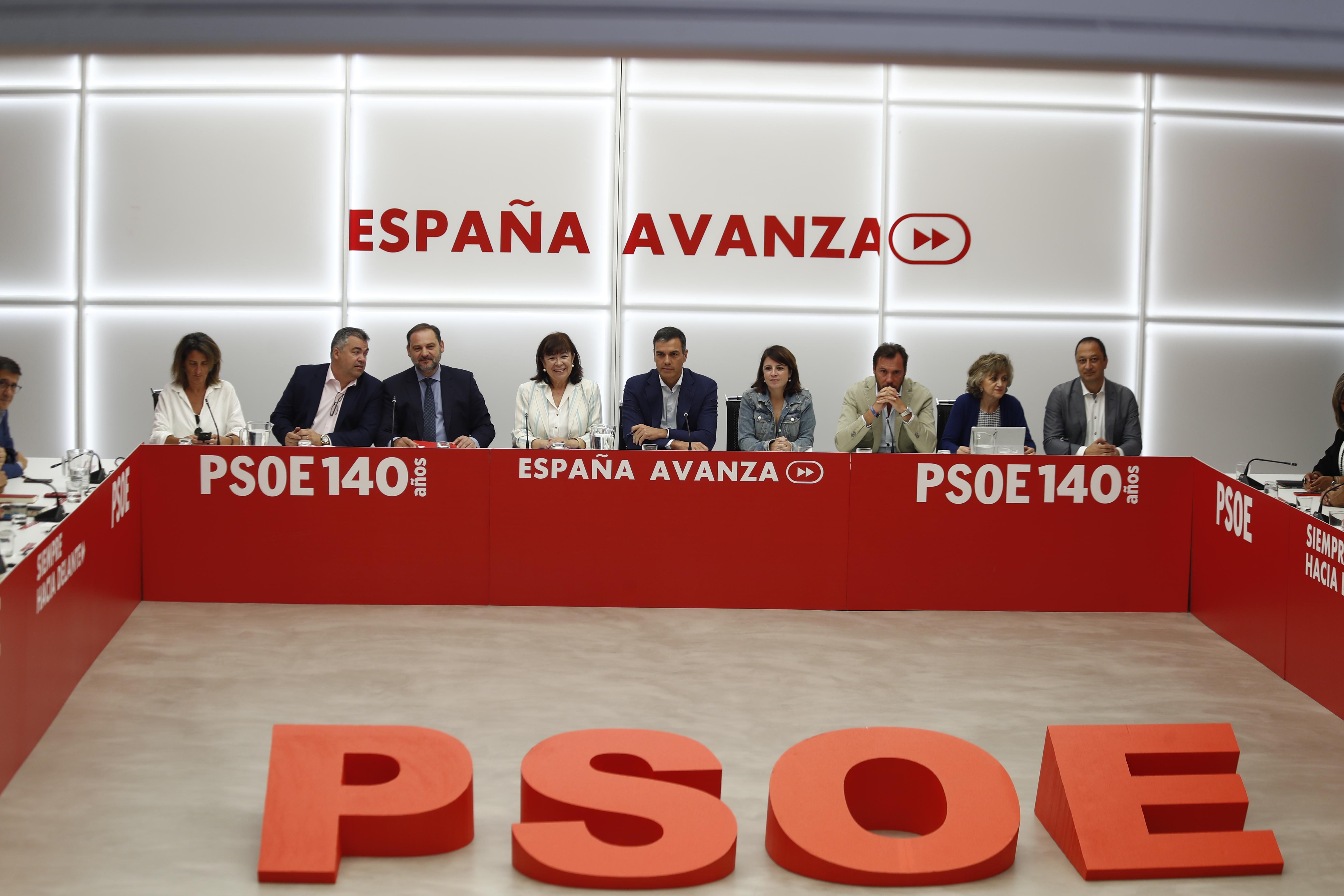 El secretario general del PSOE y presidente del Gobierno en funciones Pedro Sánchez (5i) junto a la presidenta del PSOE Cristina Narbona (4i) la portavoz del PSOE en el Congreso de los Diputados