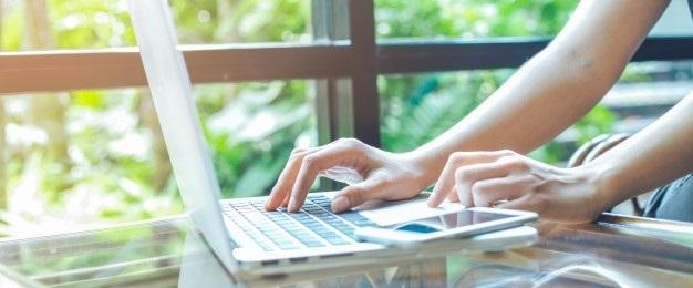 Manos de una mujer en un teclado de ordenador