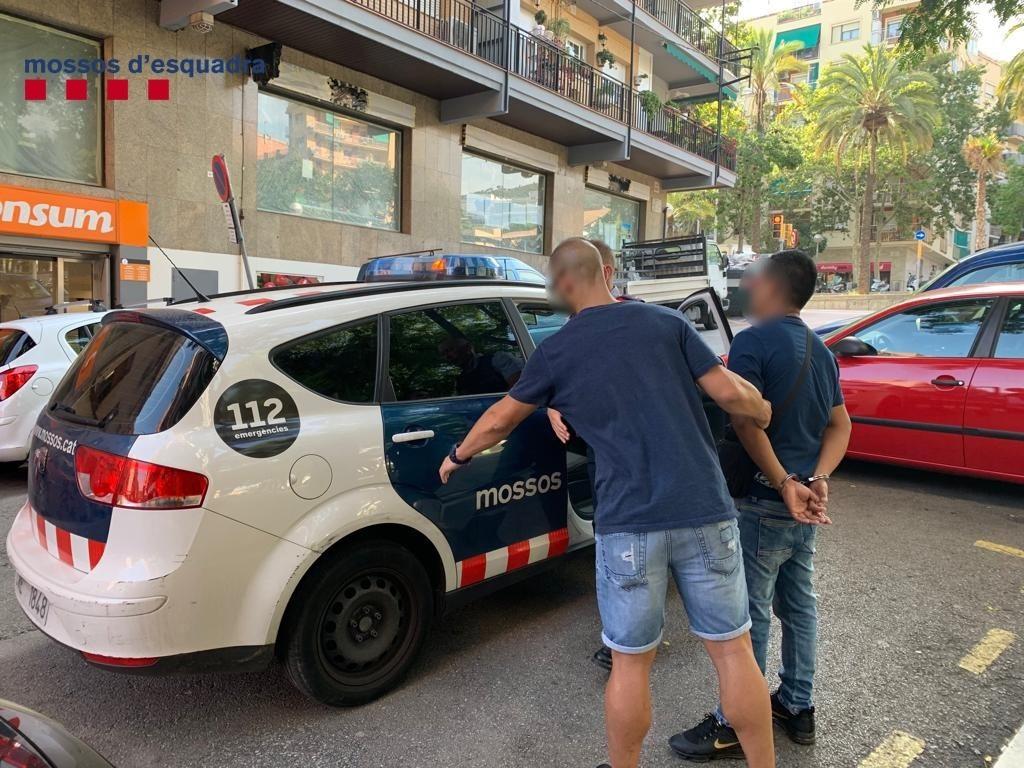 Detención de un presunto ladrón realizada por Mossos d'Esquadra