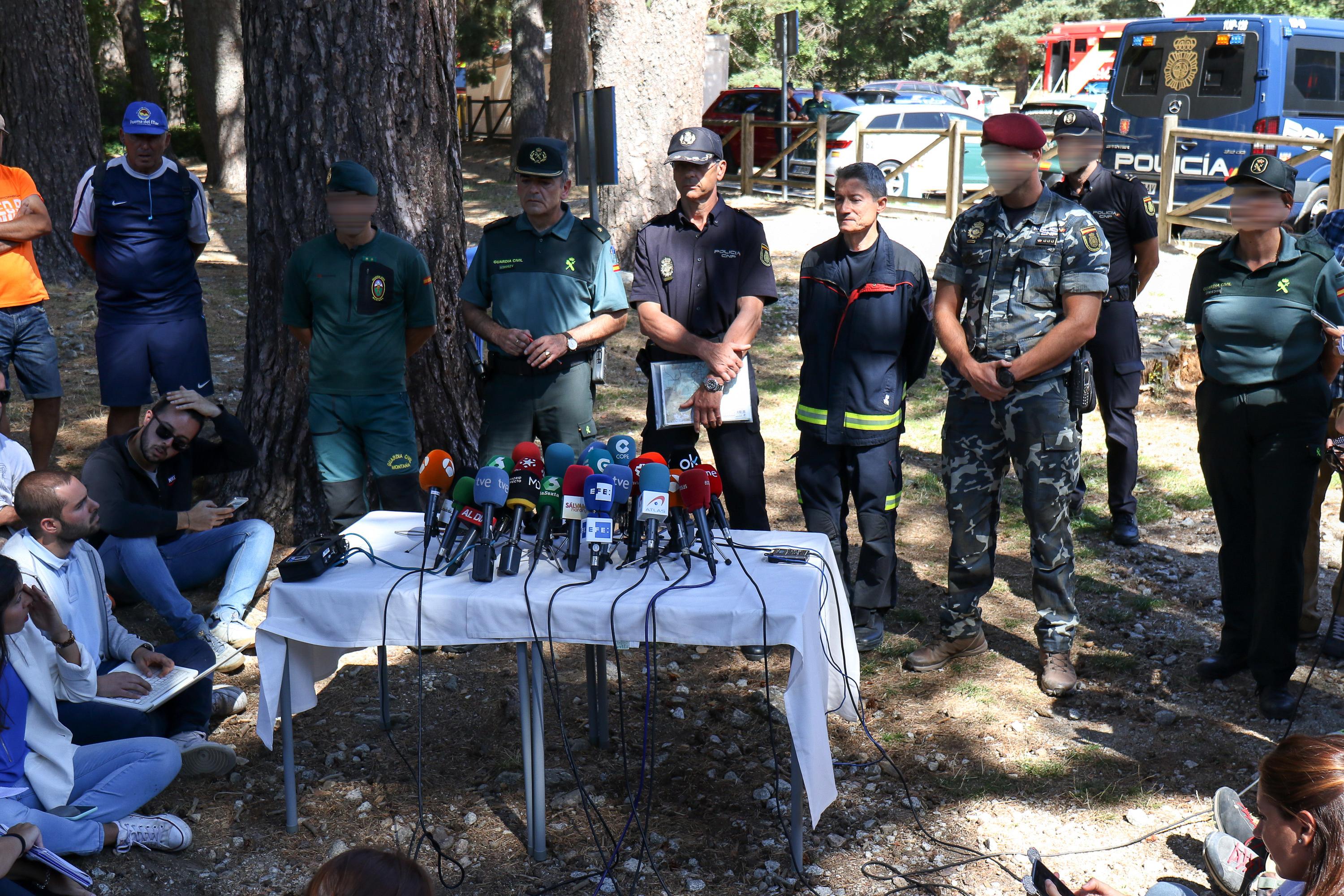 El Comandante de la Guardia Civil José Sierra (6d) el comisario jefe de la UDYCO José Antonio Rodríguez (5d) y el jefe del dispositivo de Bomberos. 