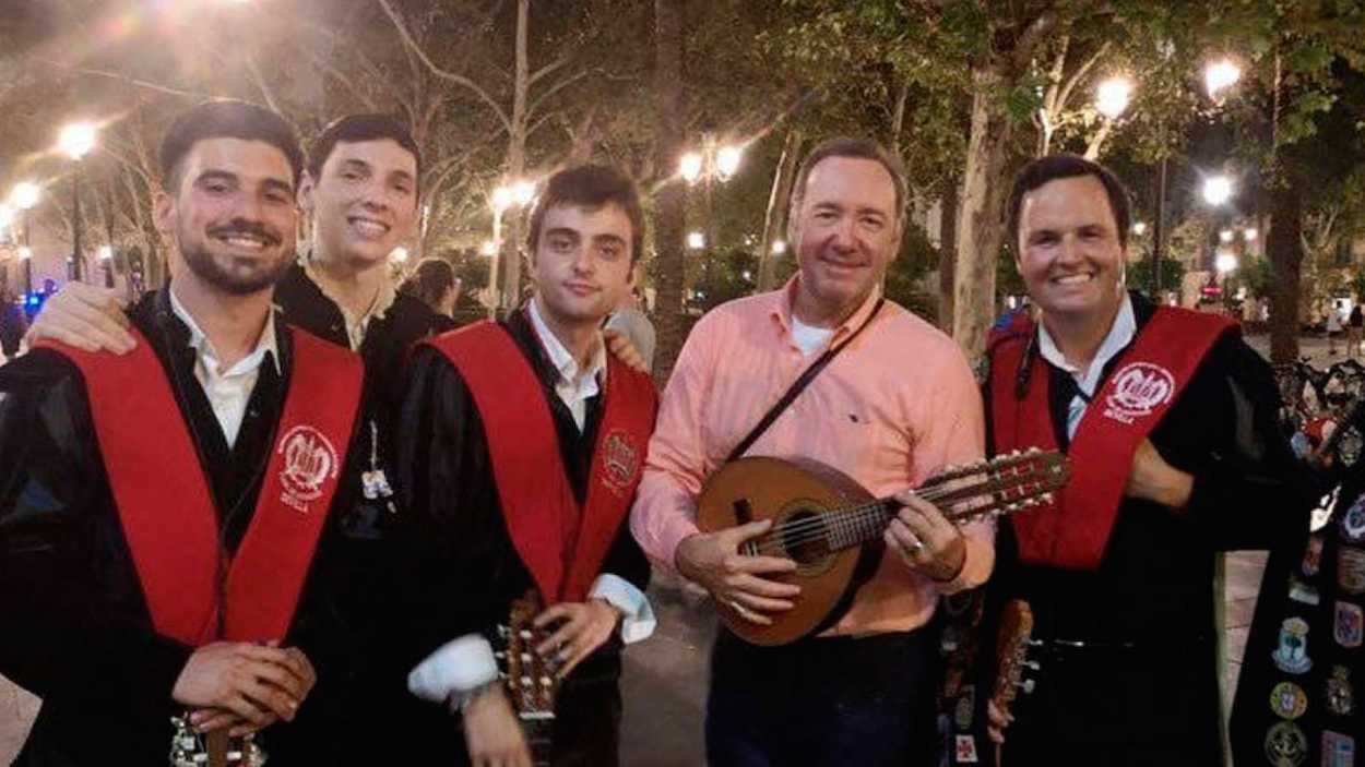 Kevin Spacey, el pasado día 31 de agosto con miembros de la Tuna de Derecho de Sevilla. RTVE