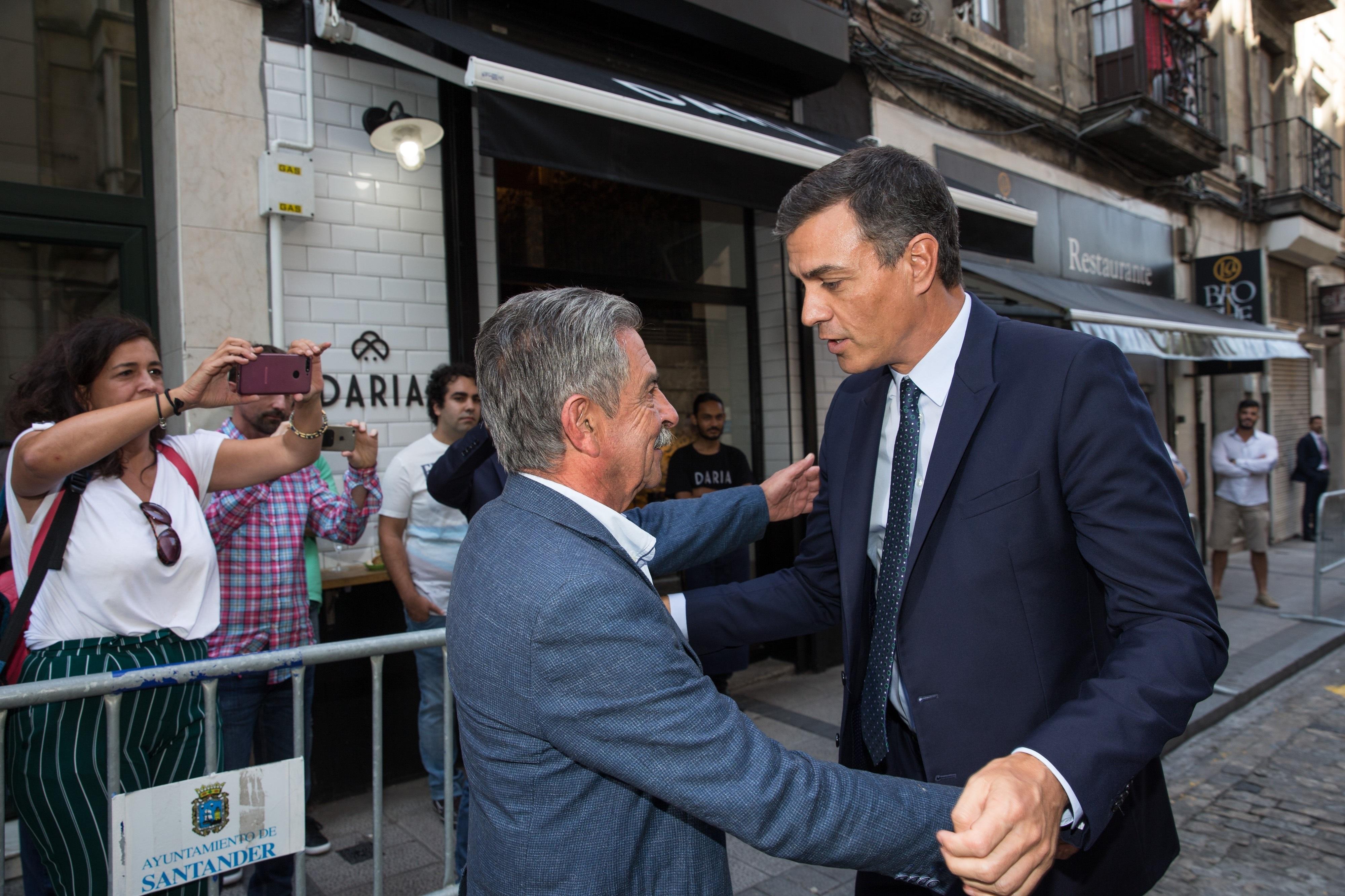 Miguel Ángel Revilla recibe a Pedro Sánchez antes de almorzar en un restaurante de Santander. EuropaPress 