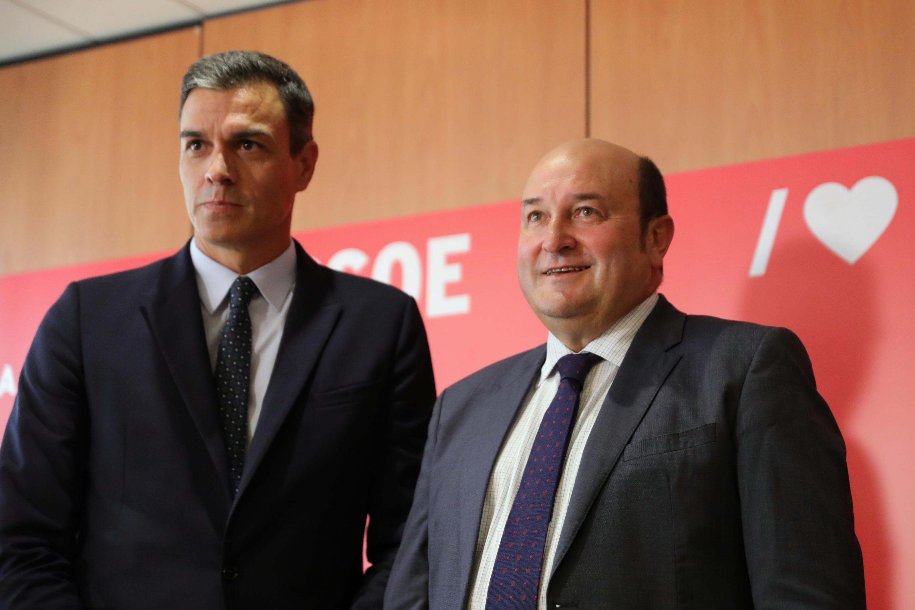 El presidente del Gobierno en funciones Pedro Sánchez mantiene una reunión con el presidente del PNV Andoni Ortuzar. EuropaPress