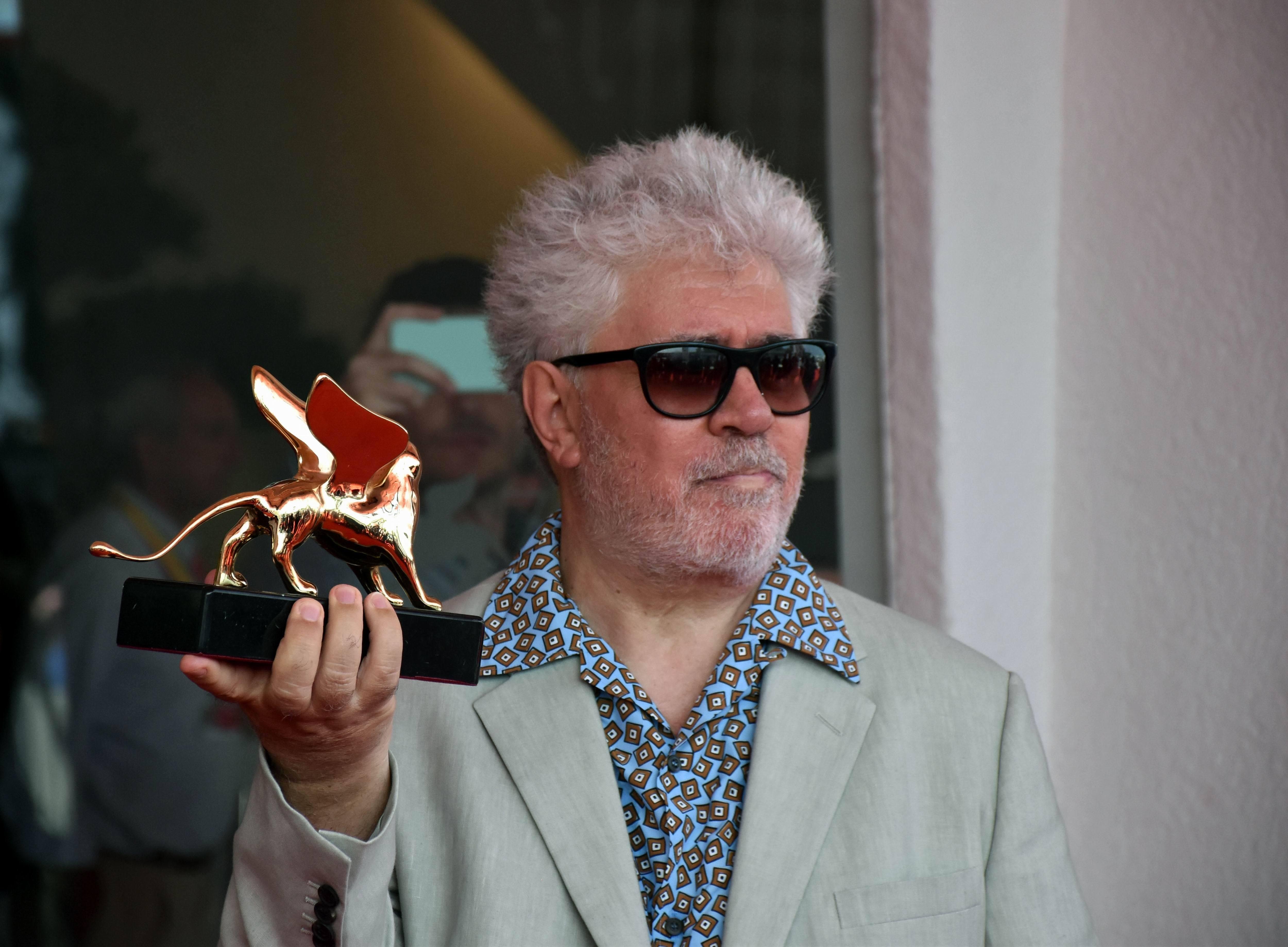 Pedro Almodóvar posa junto al León de Oro del Festival de Venecia. Europa Press.