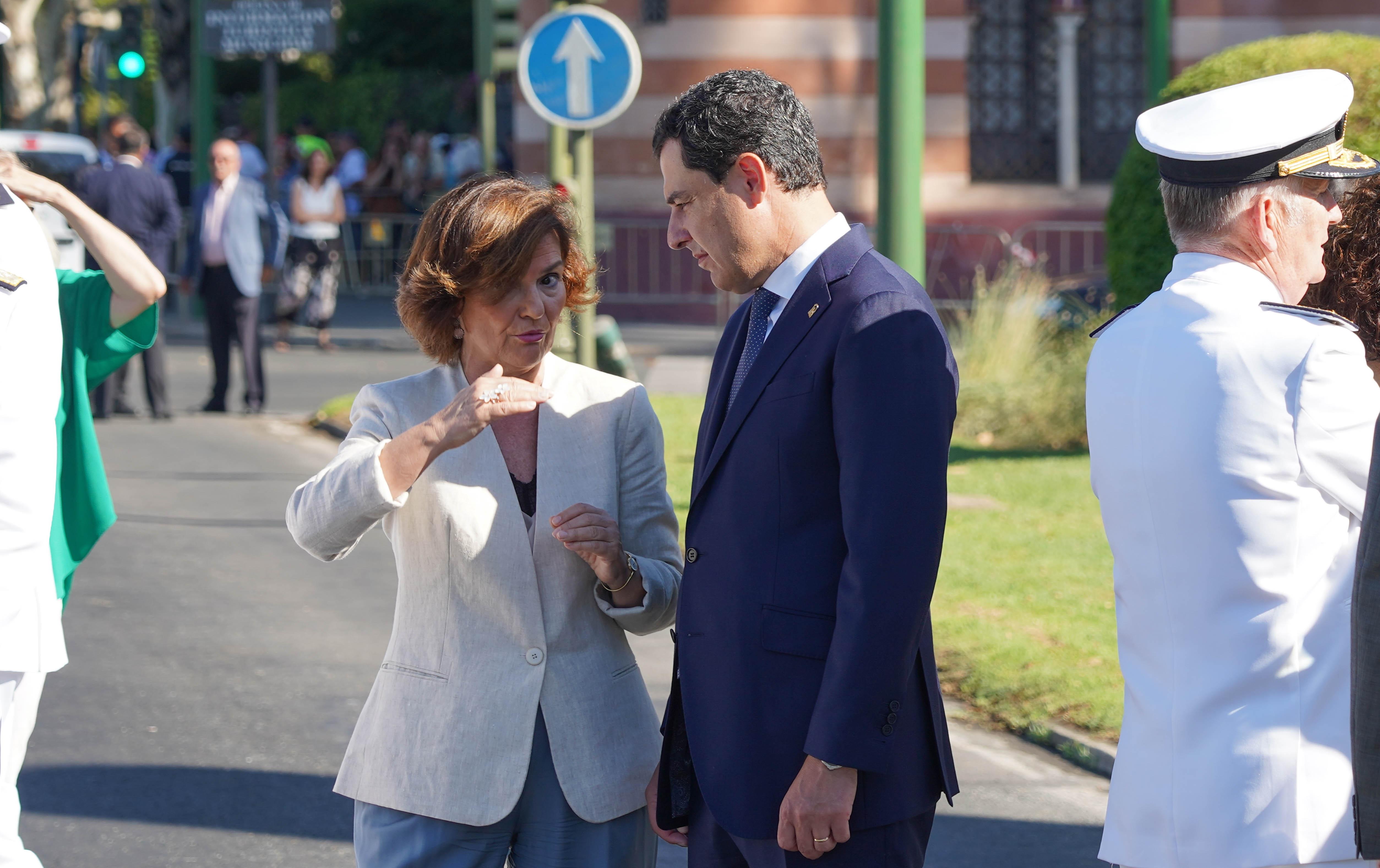 La vicepresidenta en funciones Carmen Calvo y el presidente de la Junta de Andalucía Juanma Moreno en el actos conmemorativos del V Centenario de la Vuelta al Mundo en Sevilla 