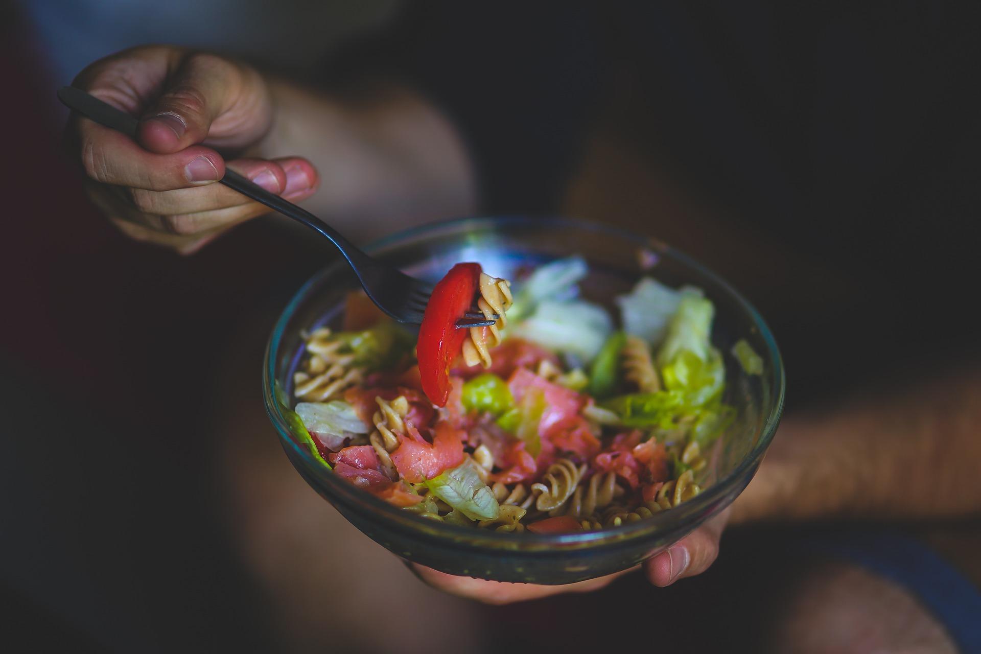 El calor del verano hace que nos apetezcan platos frescos como las ensaladas de pasta. Aquí tres recetas