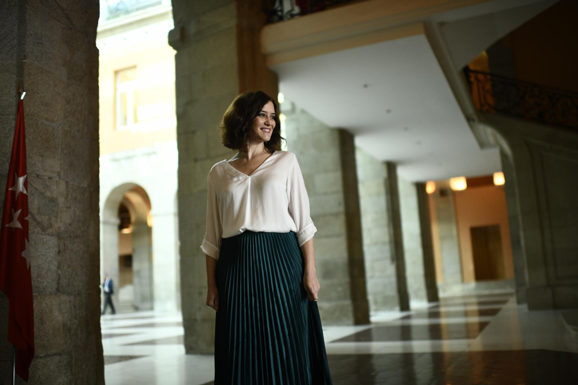 La presidenta de la Comunidad de Madrid Isabel Díaz Ayuso espera a las puertas de la Real Casa de Correos de Madrid al alcalde de Madrid José Luis Martínez Almeida