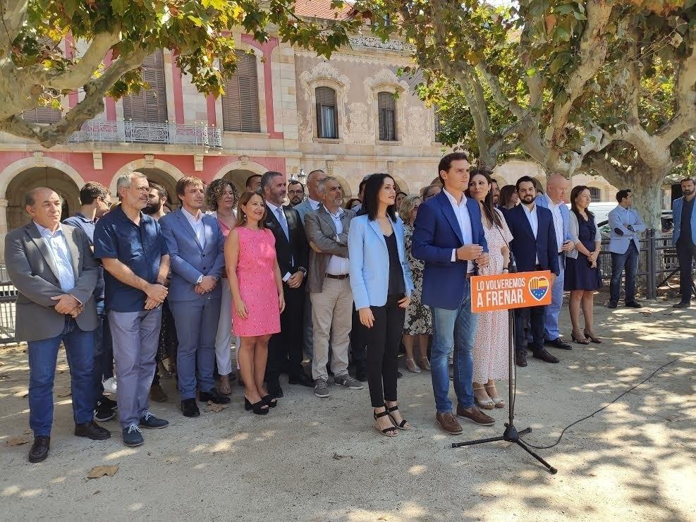 Albert Rivera e Inés Arrimadas junto al grupo de Cs en el Parlament. EP