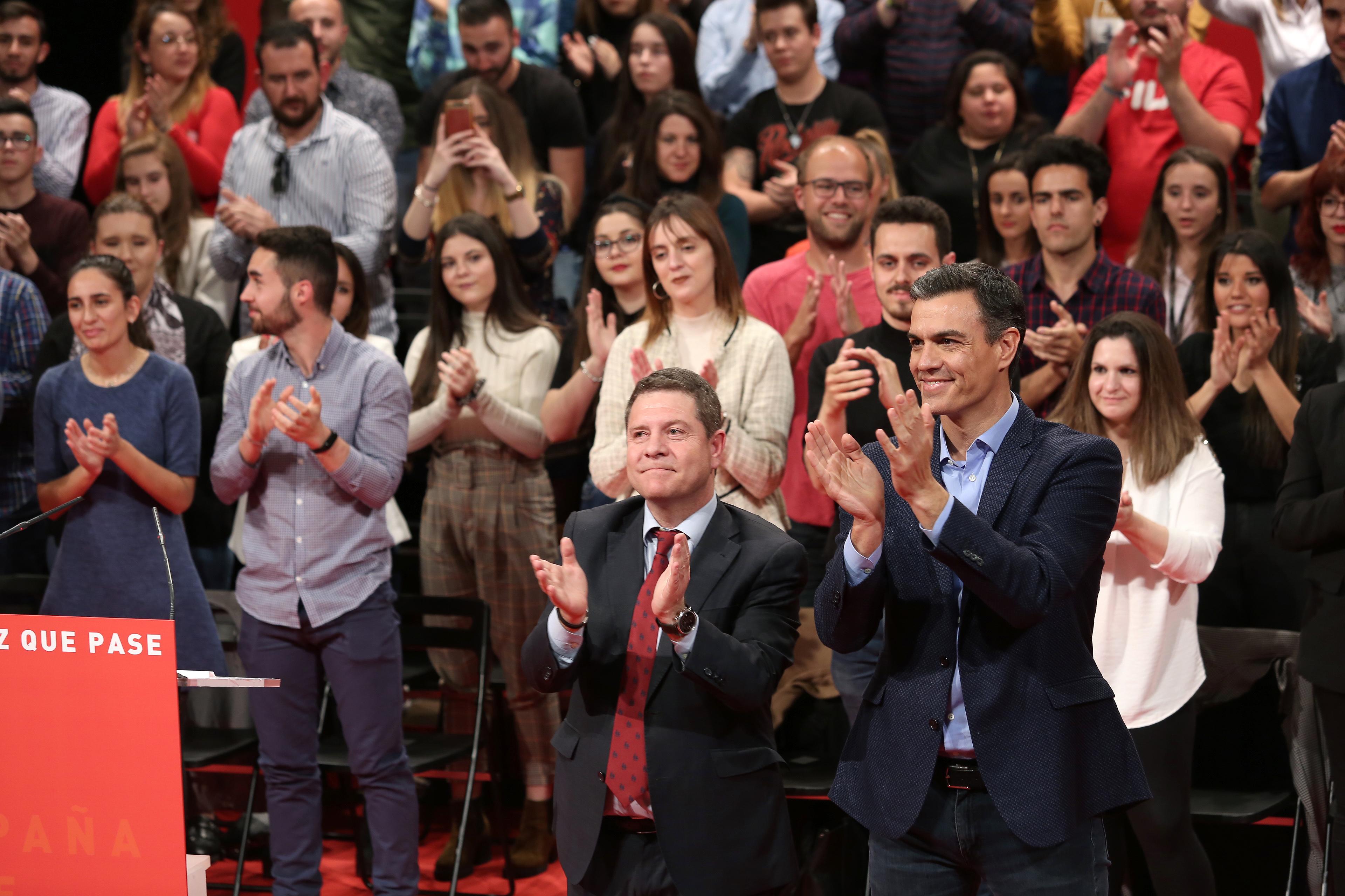 El secretario general y presidente del Gobierno  Pedro Sánchez y el secretario regional del PSOE en Castilla  La Mancha Emiliano García Page participan en un acto de los socialistas en Toledo 