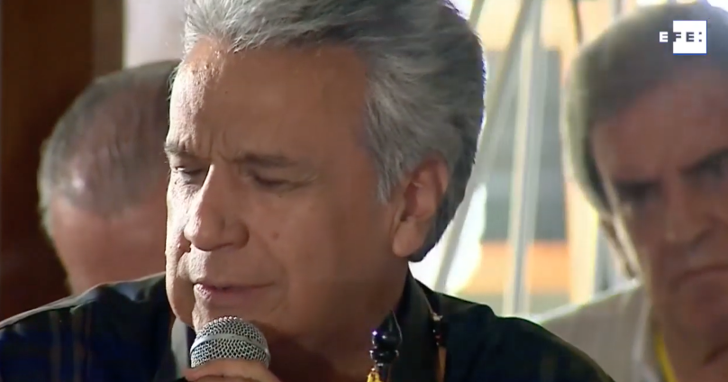 Lenin Moreno cantando Pare de Joan Manuel Serrat