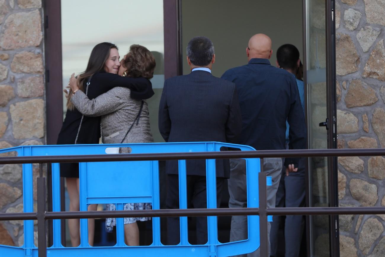 La hija de Blanca Fernández Ochoa, Olivia, acude a la capilla ardiente