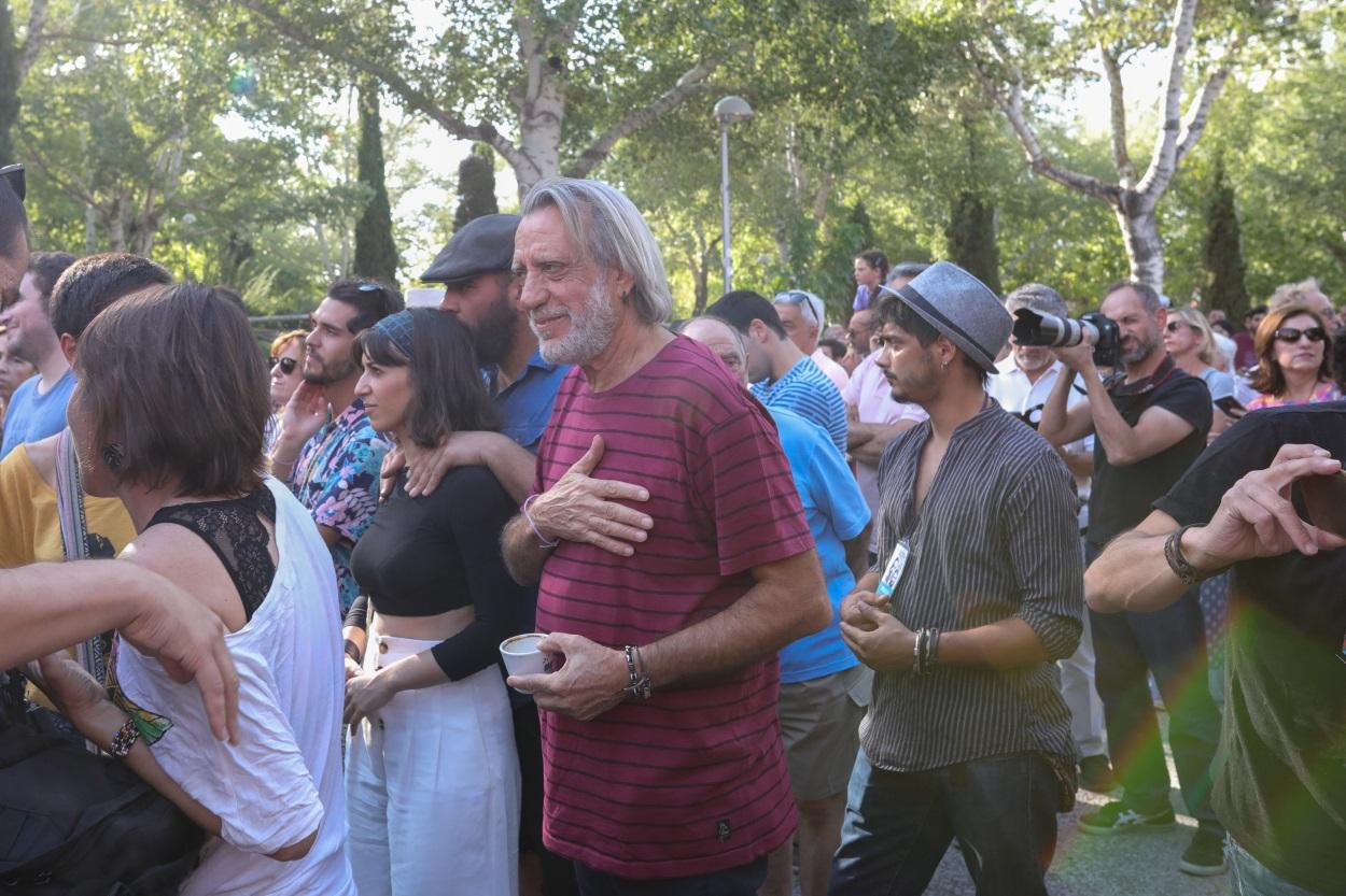 El cantautor, Luis Pastor, en la concentración contra el veto a él y a su hijo, Pedro Pastor, en las fiestas de Aravaca (Madrid)