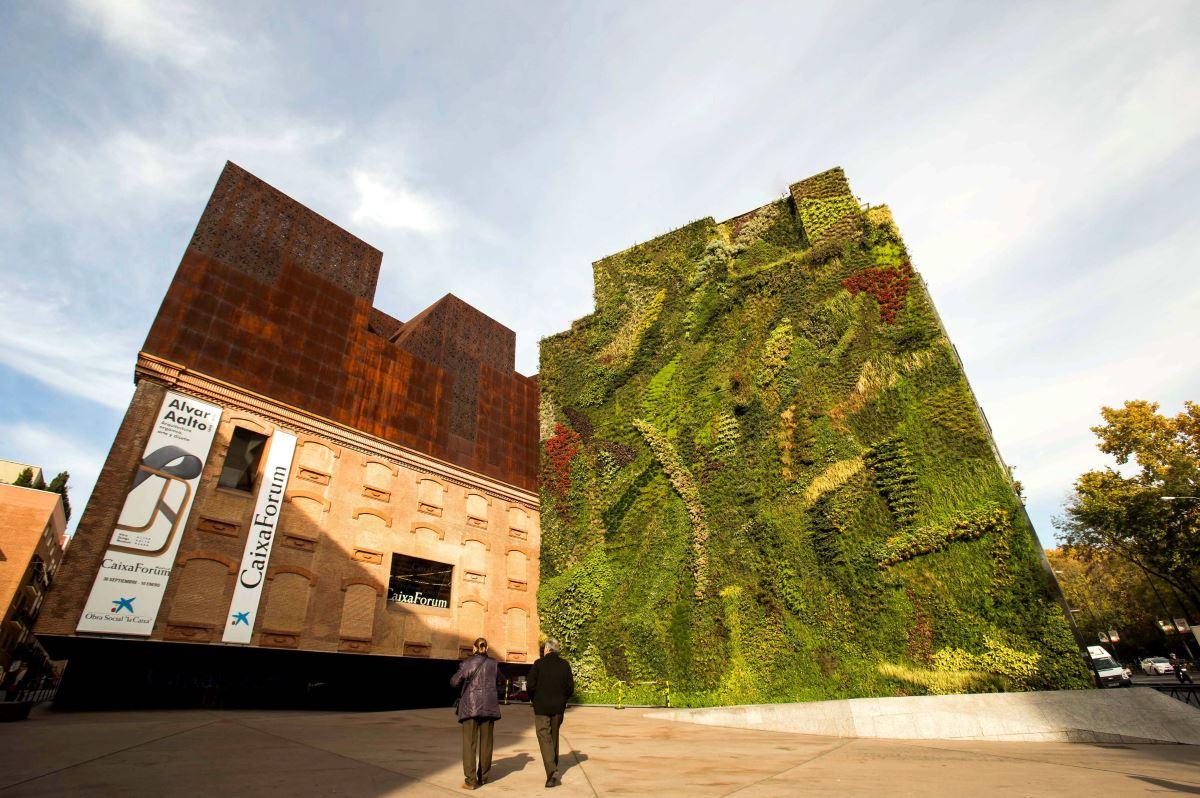 CaixaForum Madrid está instalado en la antigua Central Eléctrica del Mediodía, en pleno casco histórico de Madrid