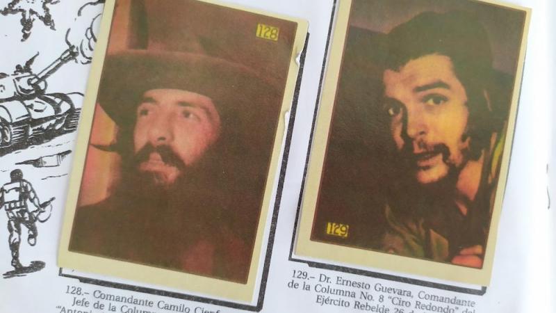 Camilo Cienfuegos y Ernesto "Che" Guevara, cromos del Álbun de la Revolución Cubana.
