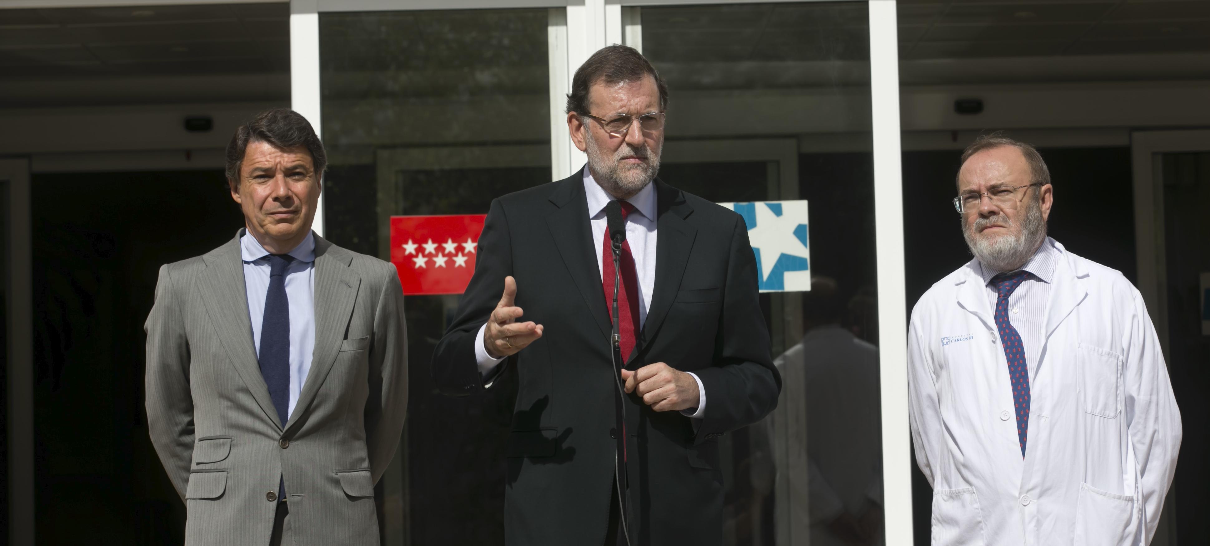 El expresidente del Gobierno, Mariano Rajoy, junto al expresidente de la Comunidad de Madrid, Ignacio González, y al director gerente del Hospital de la Paz, Rafael Pérez-Santamarina.