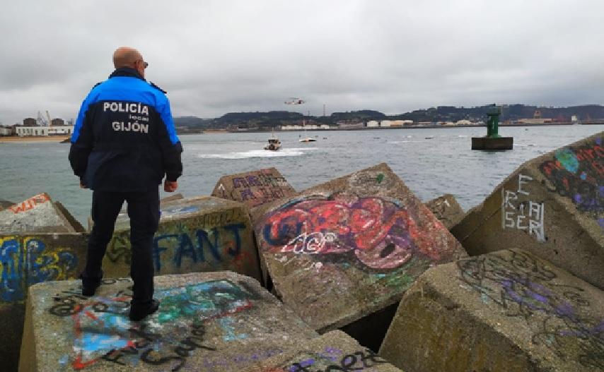 Una imagen de un agente de la Policía Local de Gijón. TWITTER