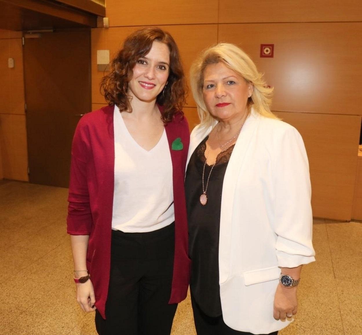 La candidata del PP Isabel Díaz Ayuso con la expresidenta de la AVT Ángeles Pedraza