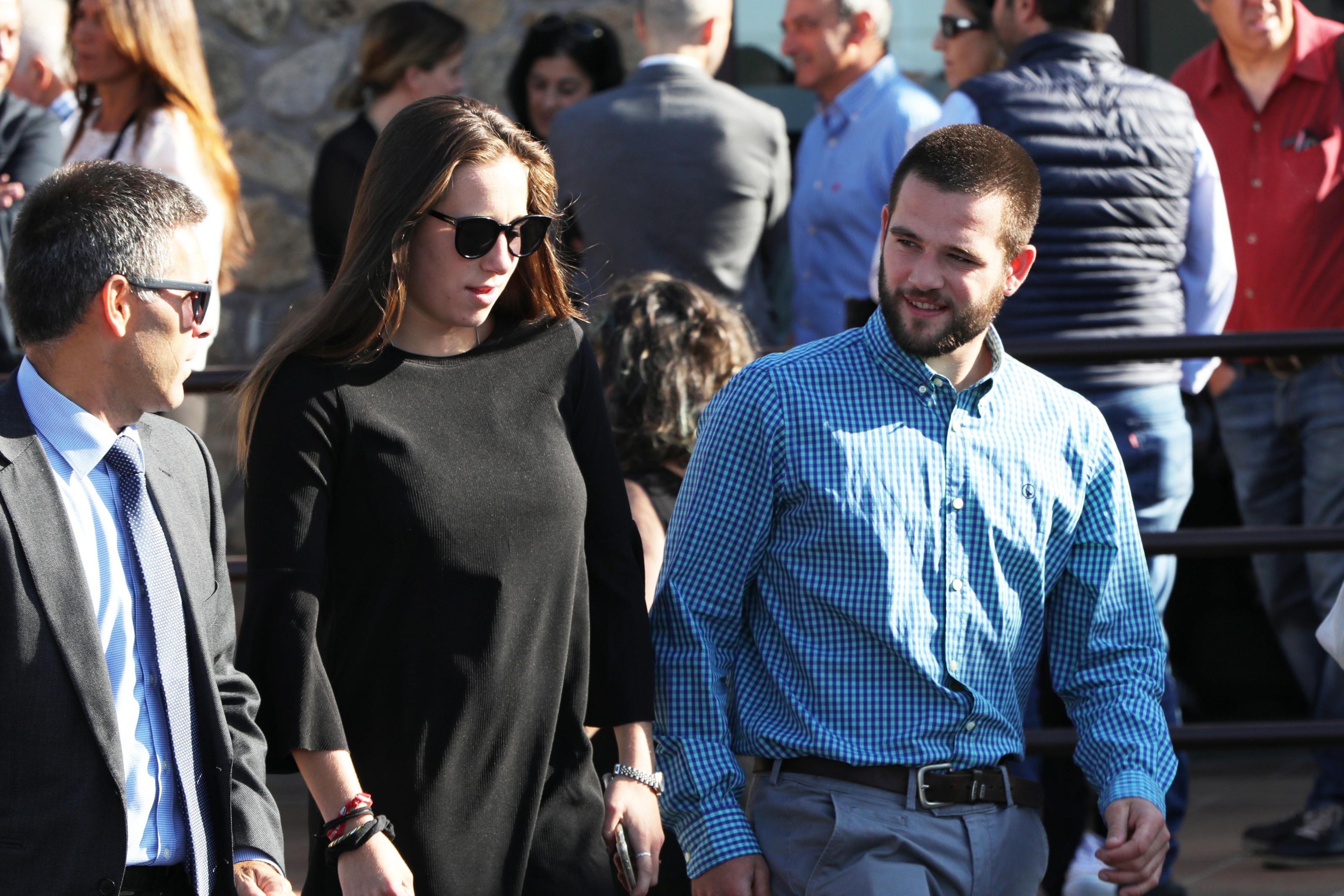 Los hijos de Blanca Fernández Ochoa, Olivia y David acuden a la capilla ardiente de la esquiadora. EP Archivo