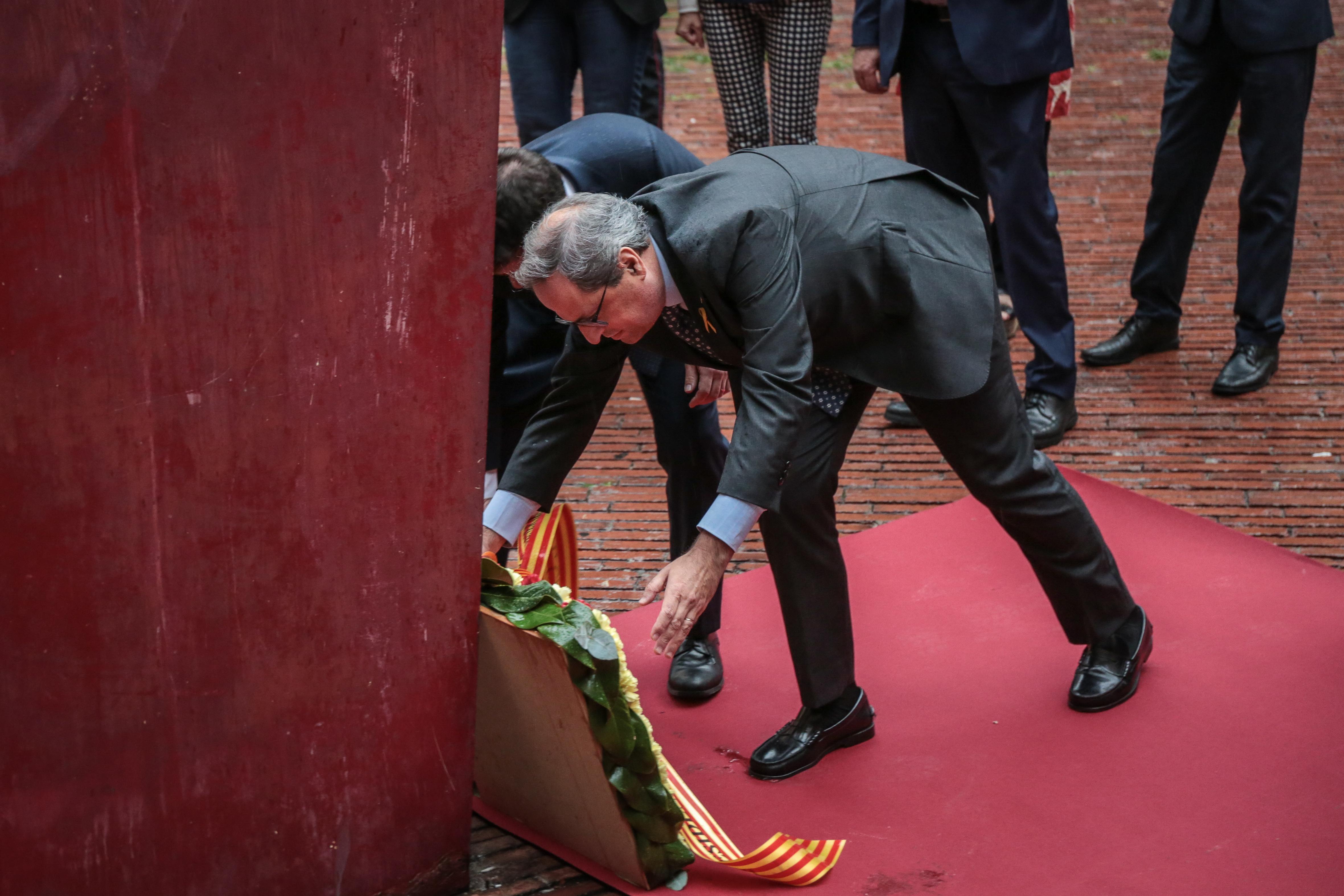 El presidente de la Generalitat Quim Torra hace una ofrenda floral en el Fossar de les Moreres de Barcelona. EP