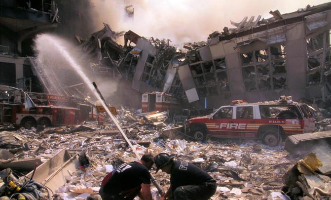 Bomberos, policías y equipos de emergencias sufren ahora las consecuencias del 11S. / Library of Congress