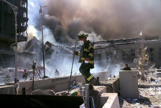 Bomberos trabajando tras el derrumbe de las Torres Gemelas el 11 de septiembre de 2001. / Library of Congress