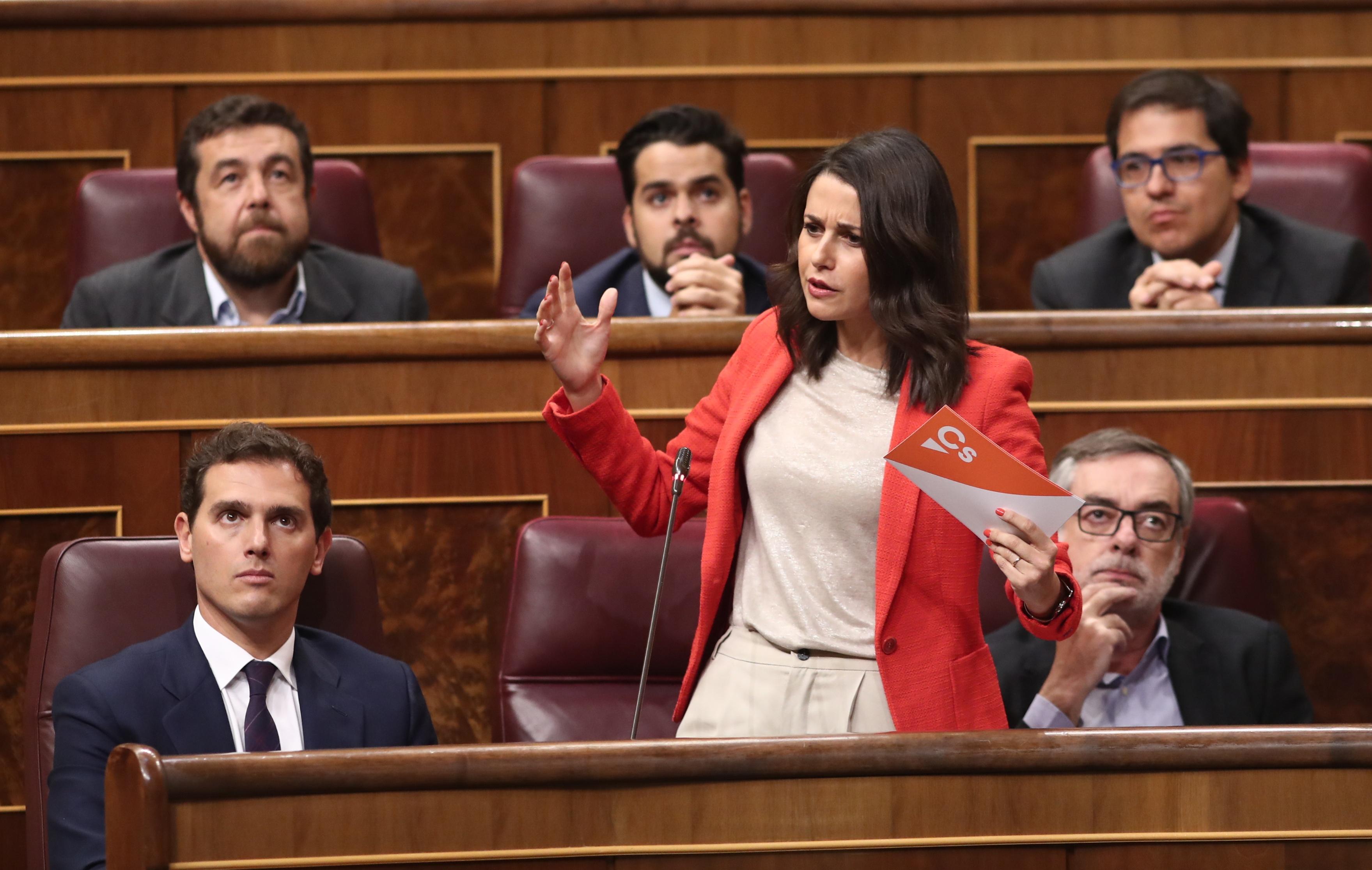 La portavoz parlamentaria de Ciudadanos Inés Arrimadas realiza sus preguntas a la ministra de Educación y Formación Profesional en funciones Isabel Celaá durante la sesión de control al Gobierno