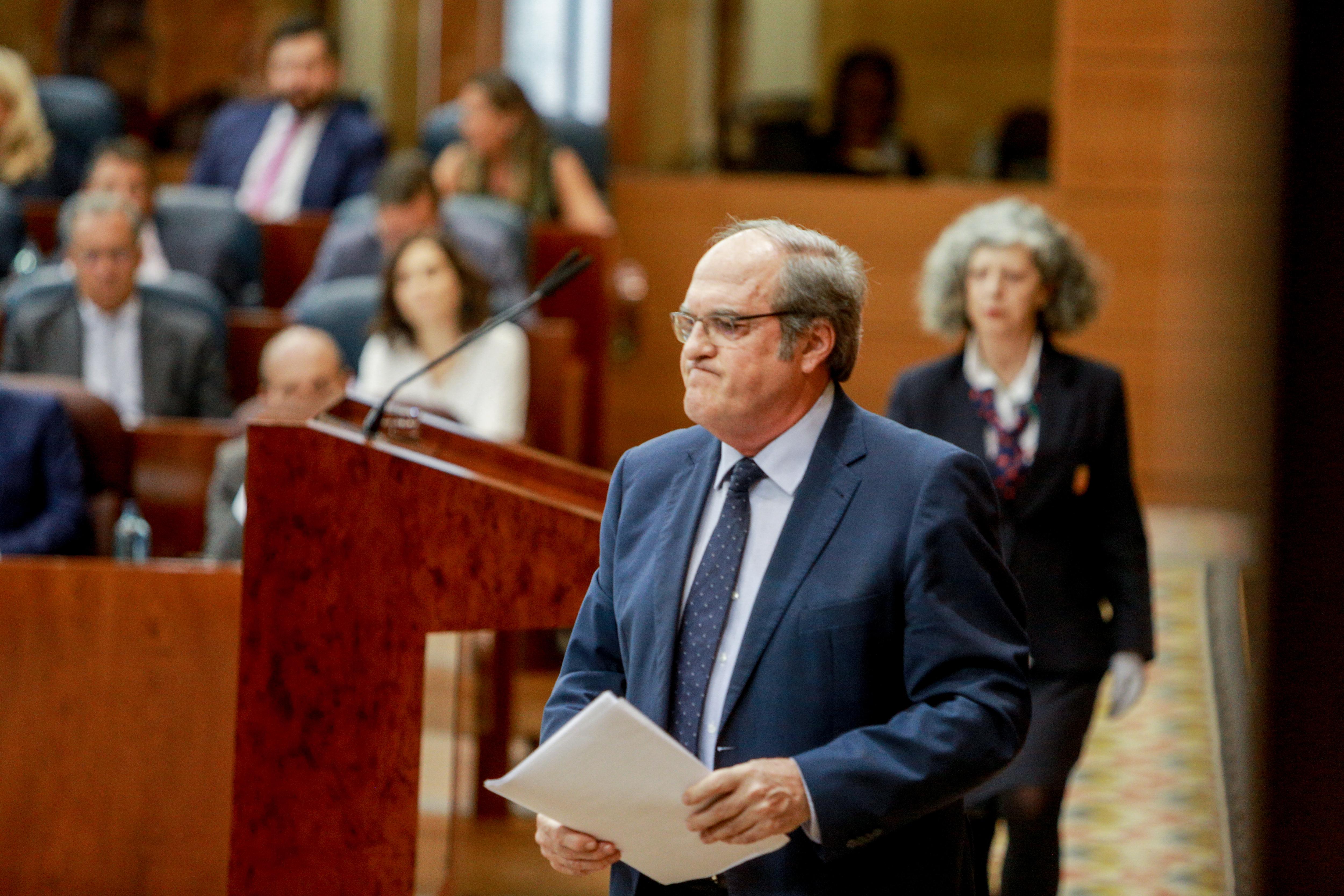 El portavoz del PSOE en la Asamblea de Madrid Ángel Gabilondo se dirige a la tribuna