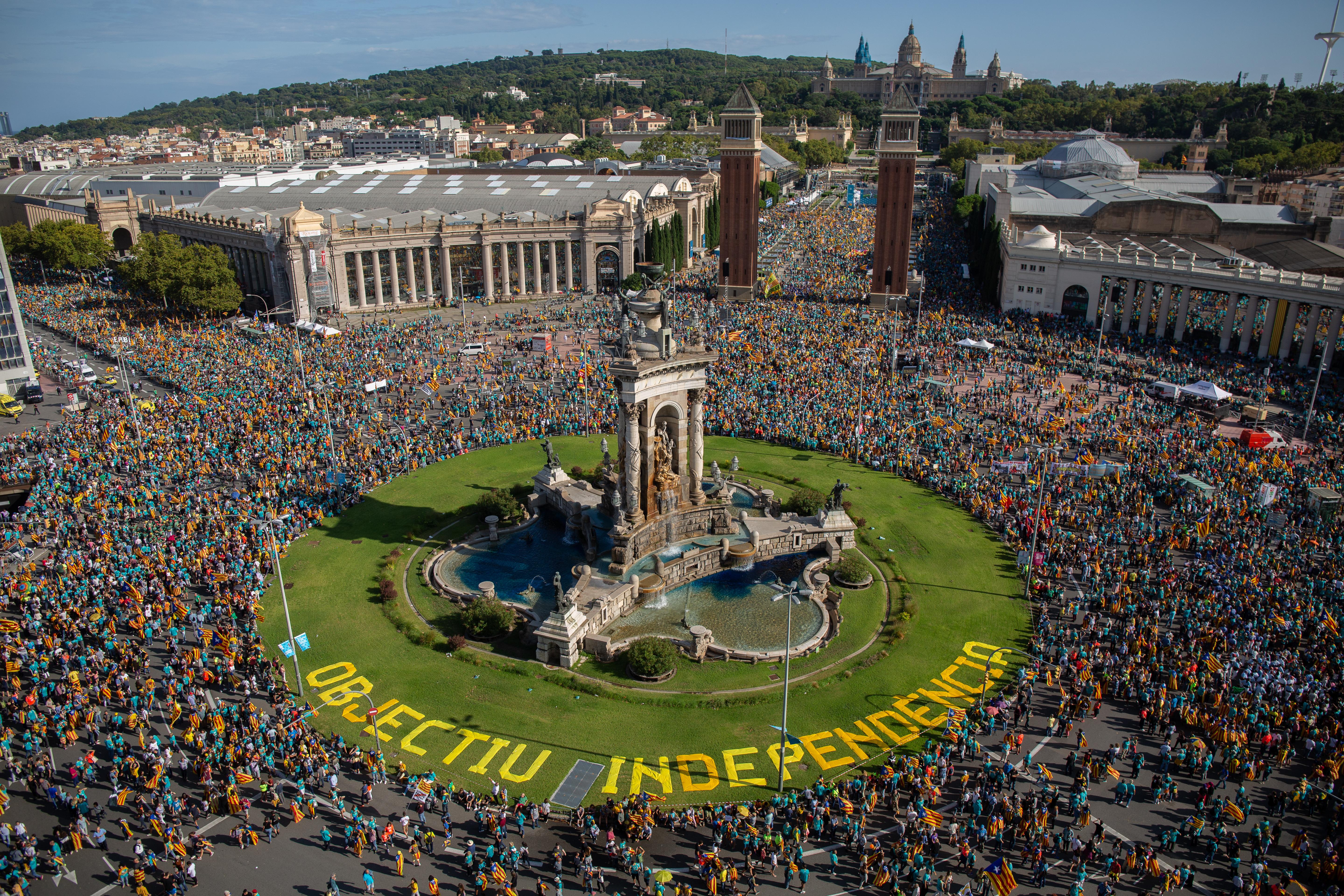 Vista general de la Plaza de España de Barcelona durante la manifestación convocada por la Asamblea Nacional Catalana (ANC) con el lema 'Objectiu Independència (Objetivo independencia)' dentro 